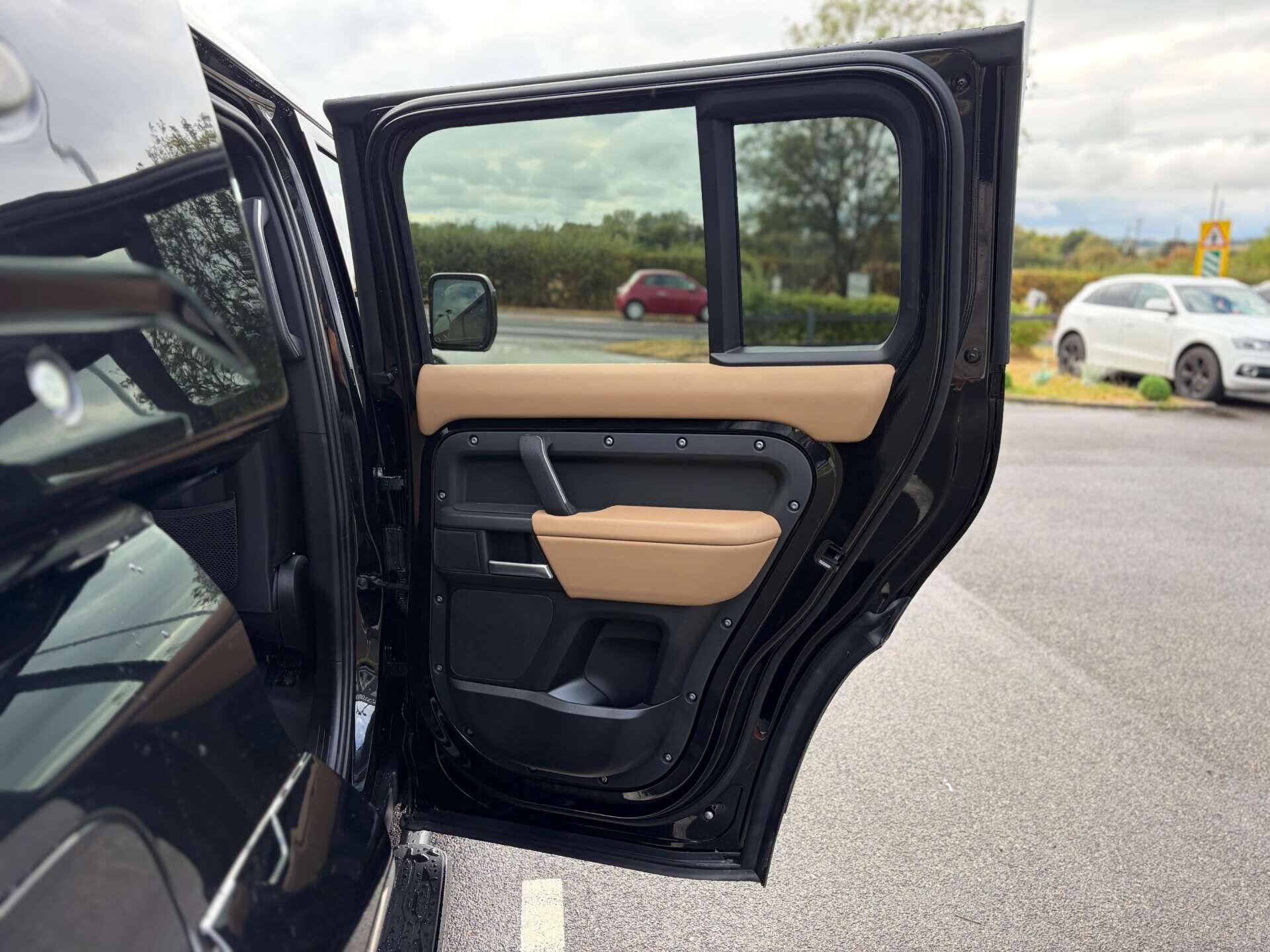 Land Rover Defender 110 view 26