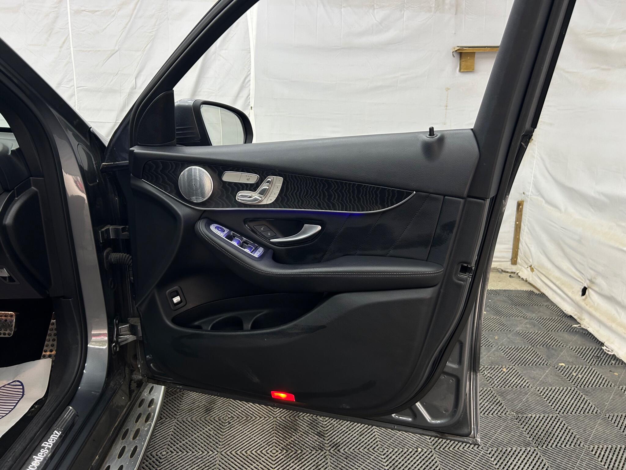 Mercedes-Benz GLC view 31