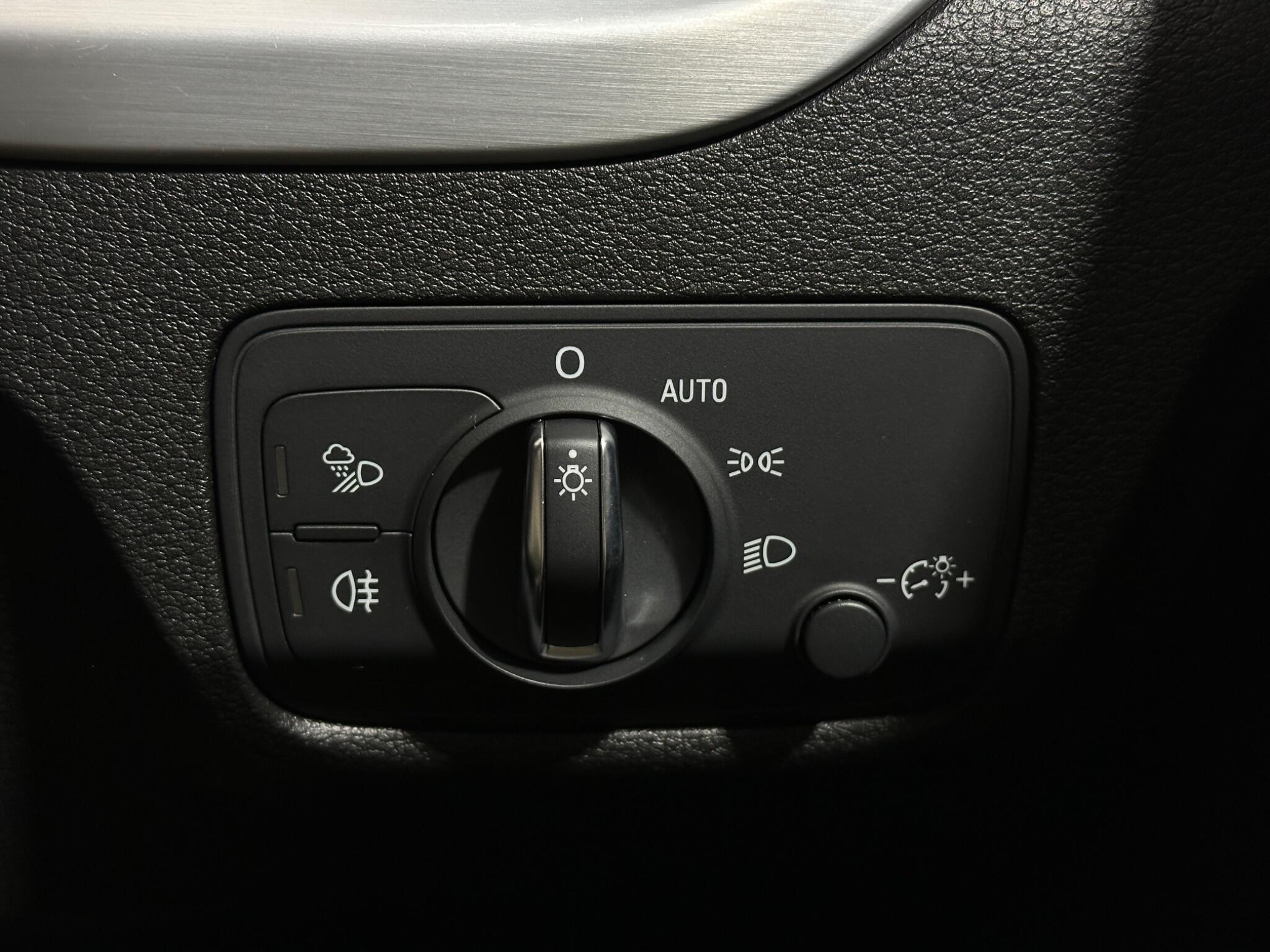 Audi Q2 view 18