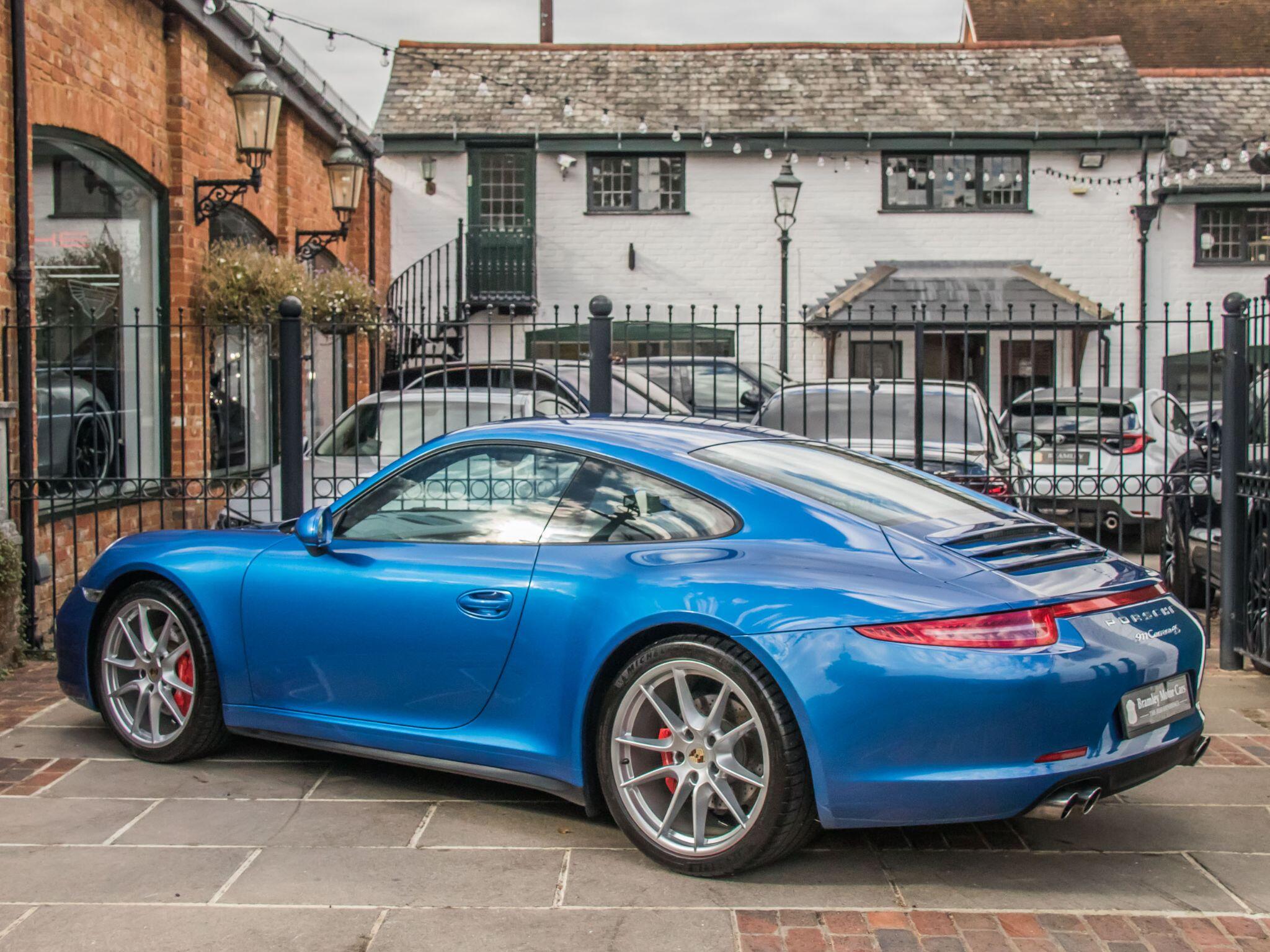 Porsche 911 view 7