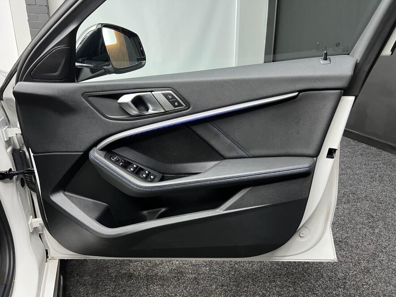 BMW 1 Series view 33