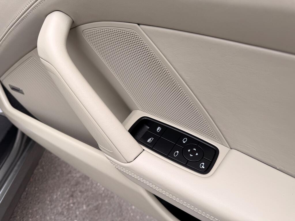 Porsche 911 view 38