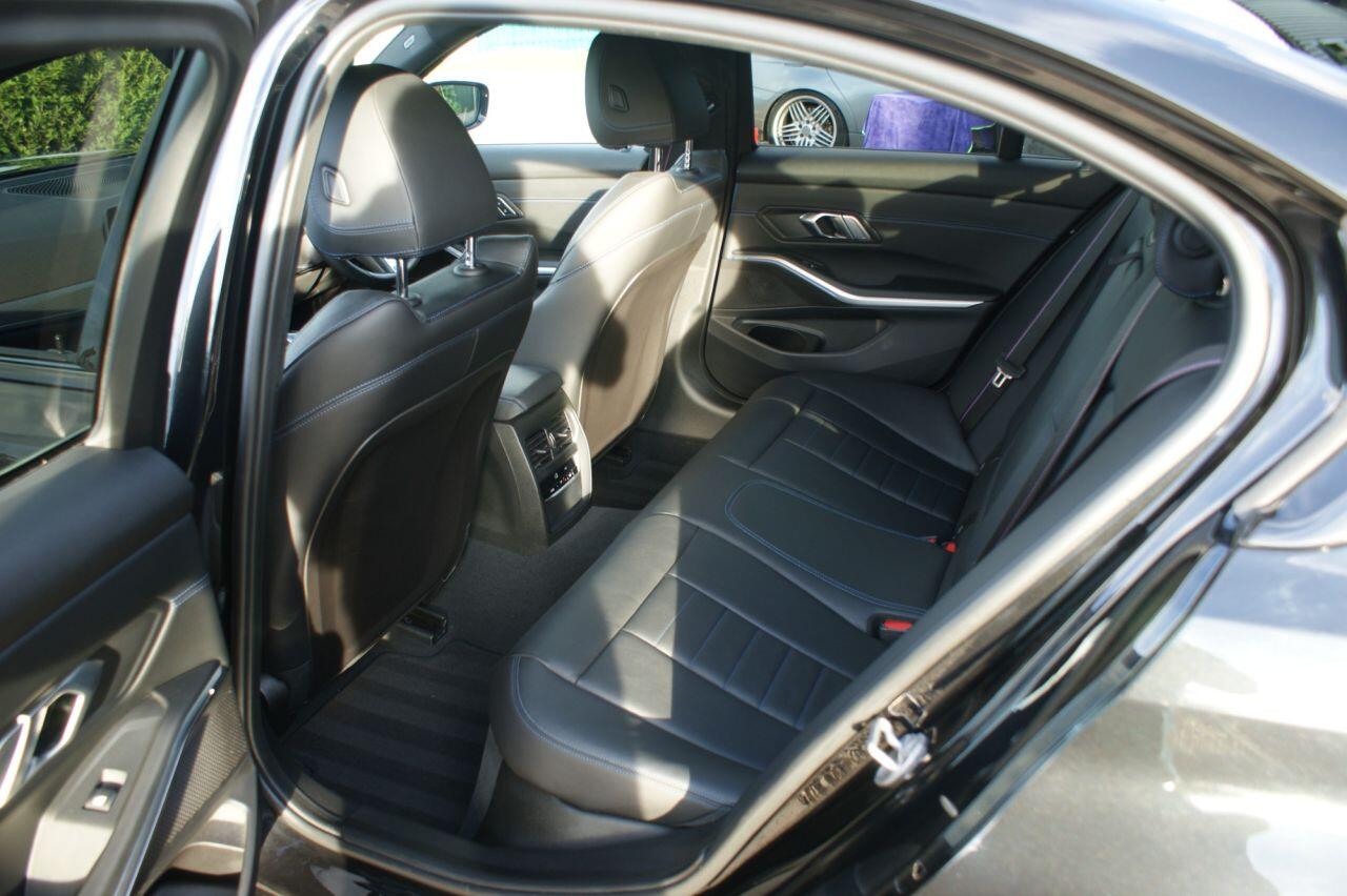BMW 3 Series view 28