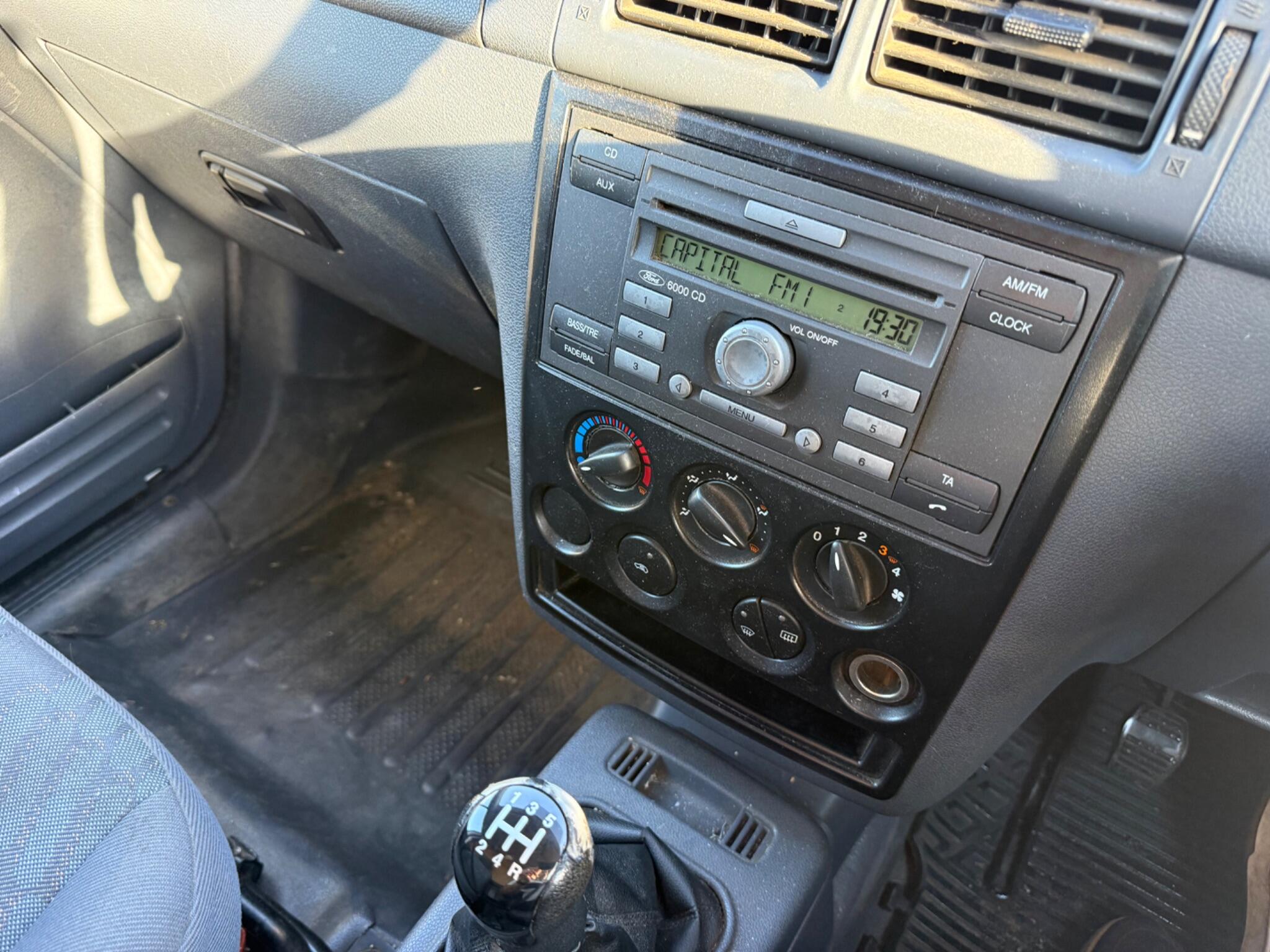 Ford Transit Connect 1.8 TDCi T200 LX L1 H1 4dr — photo 36 of 86
