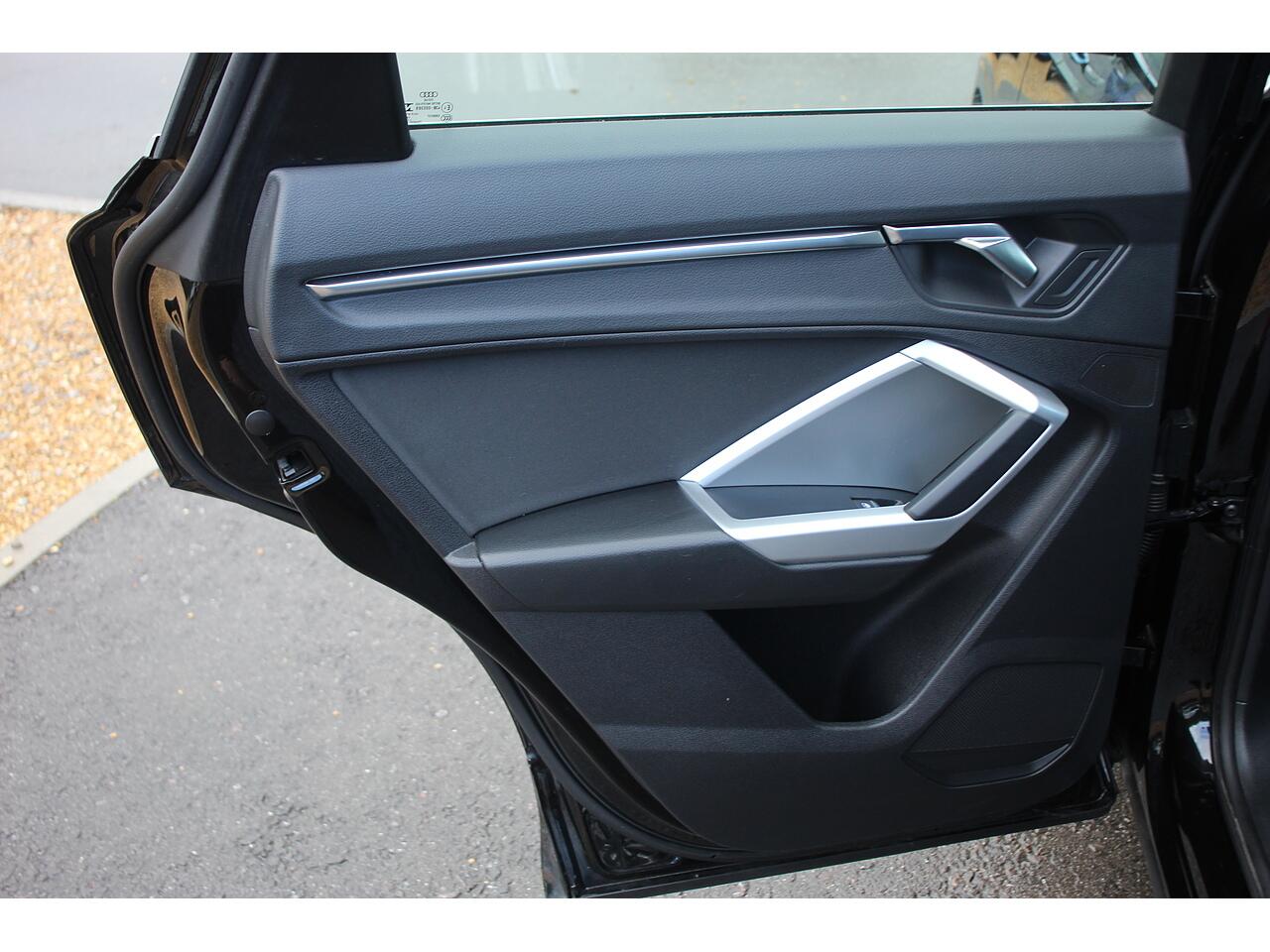 Audi Q3 view 31