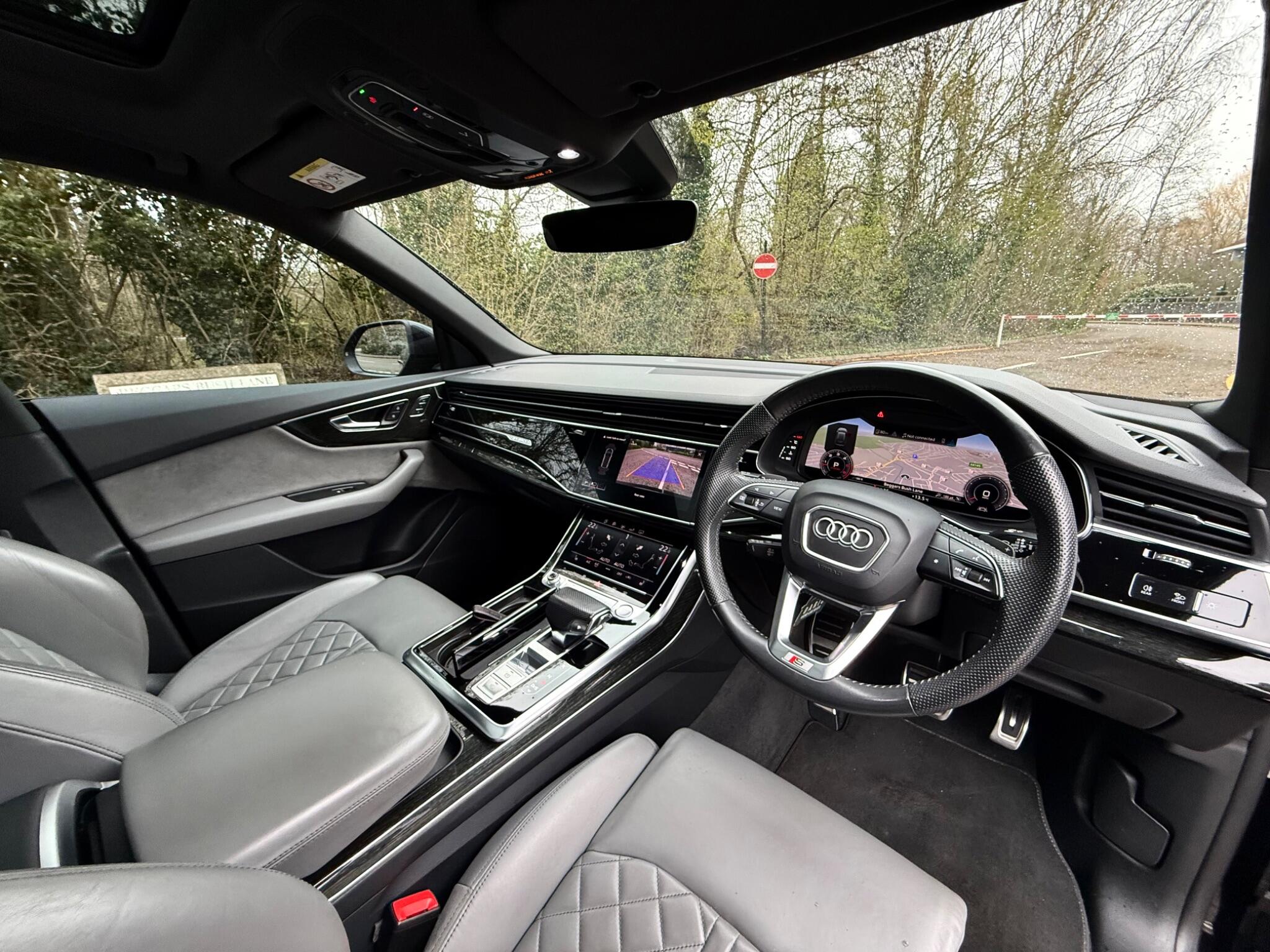 Audi Q8 view 16
