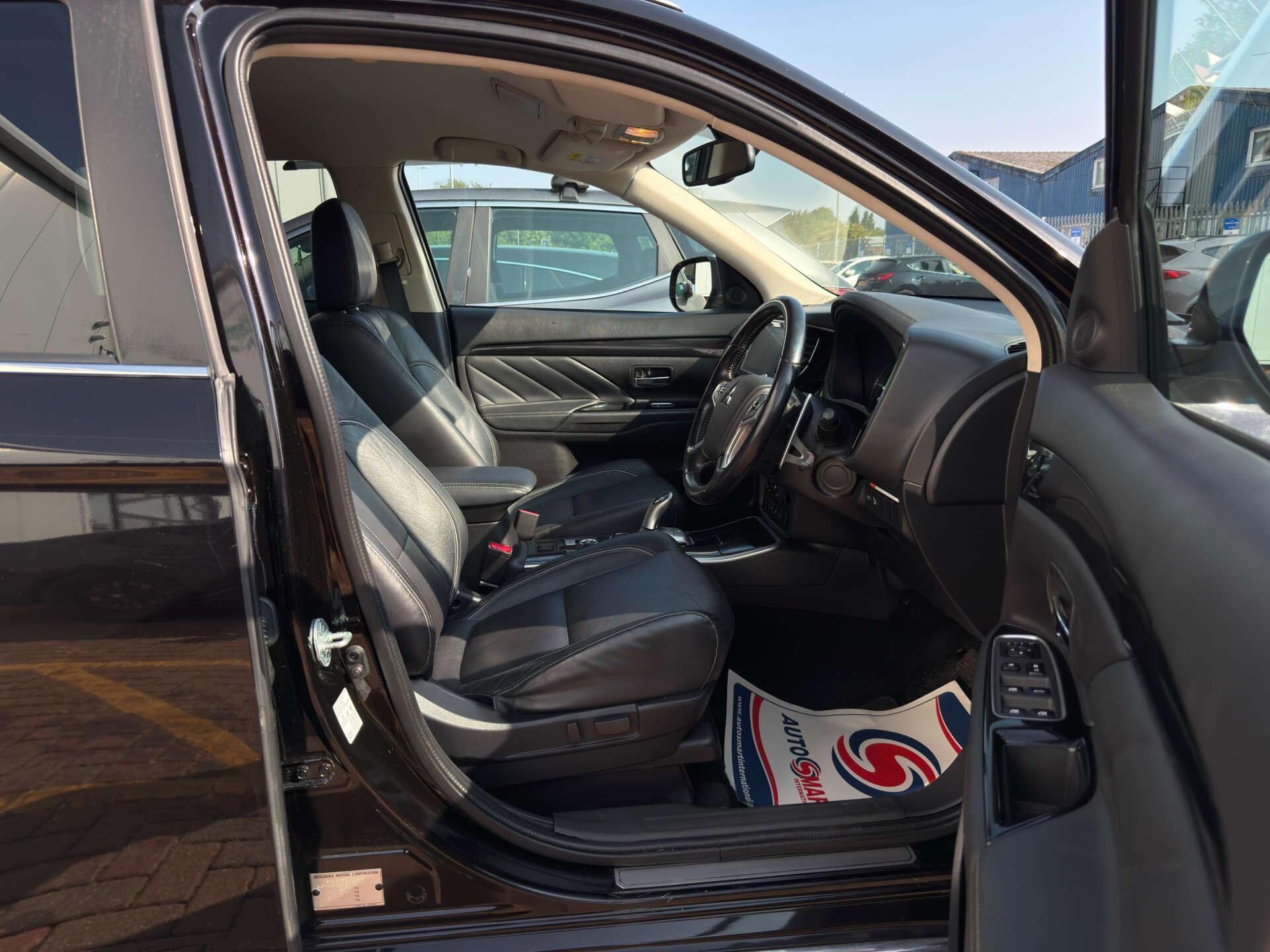 Mitsubishi Outlander view 16
