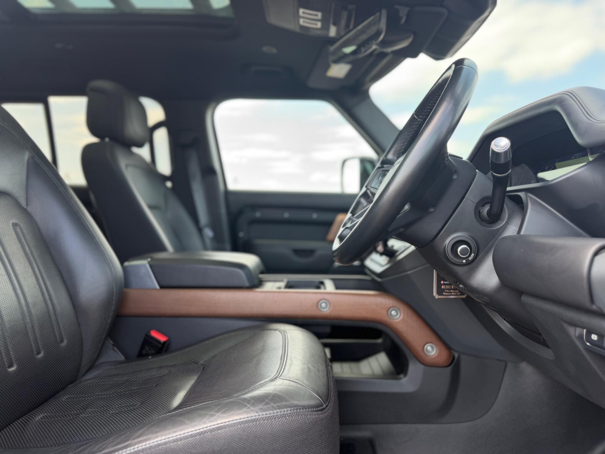 Land Rover Defender 110 view 18