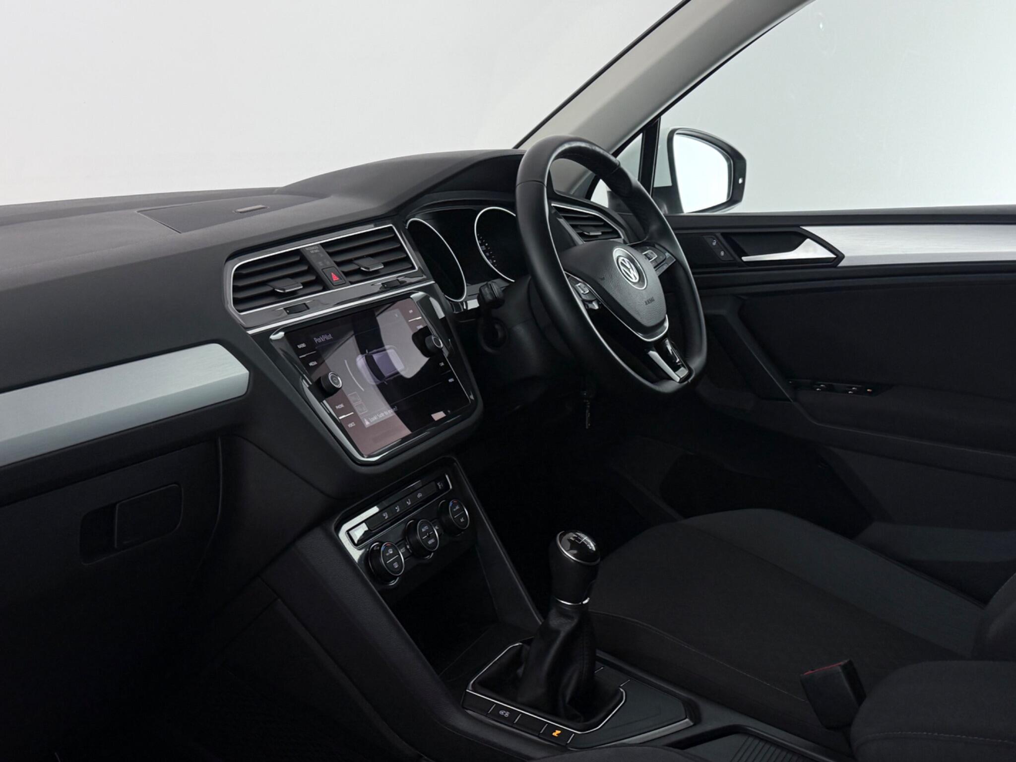 Volkswagen Tiguan view 4