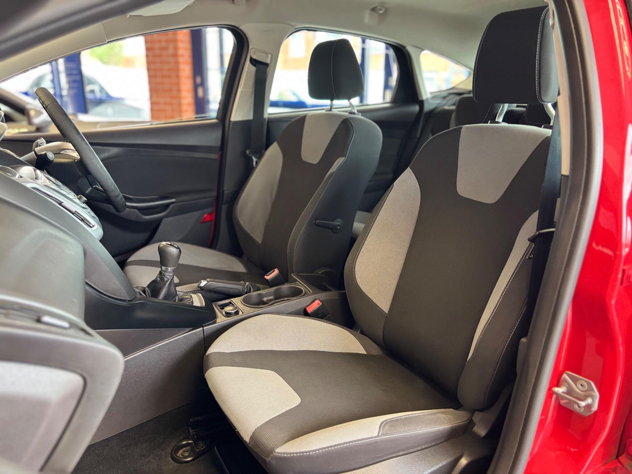 Ford Focus view 27