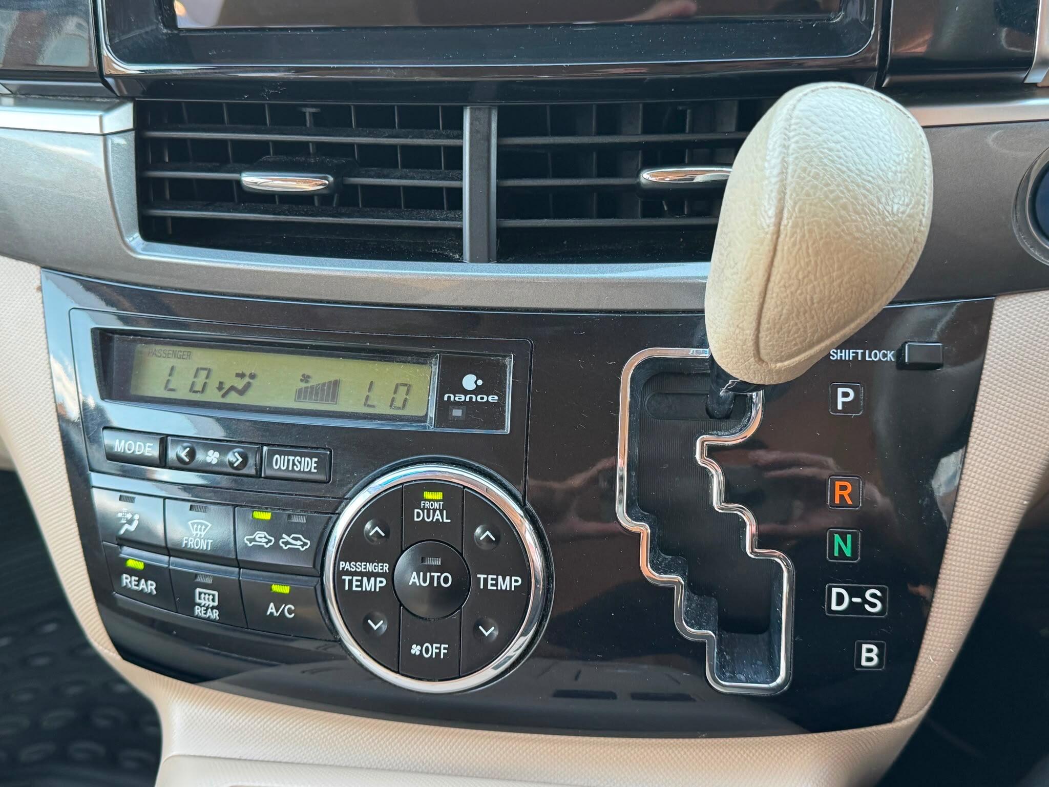 Toyota Estima view 13