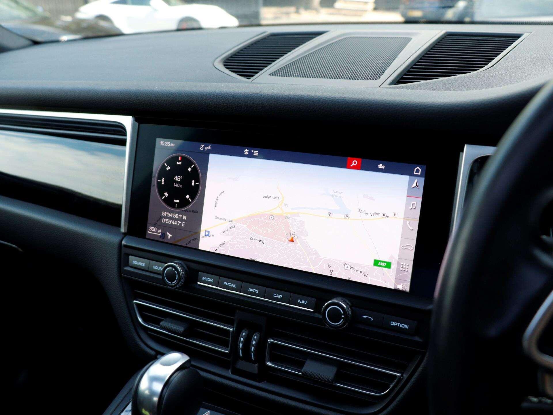Porsche Macan view 14