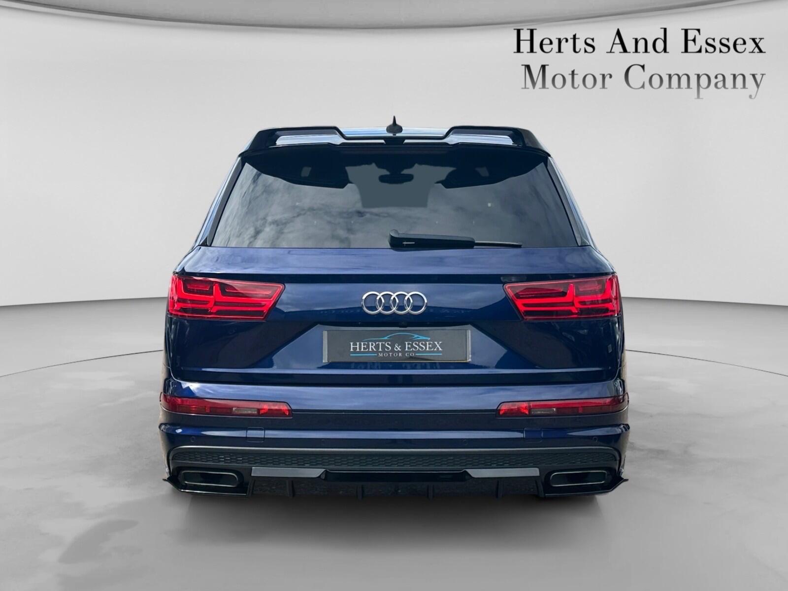 Audi Q7 view 6
