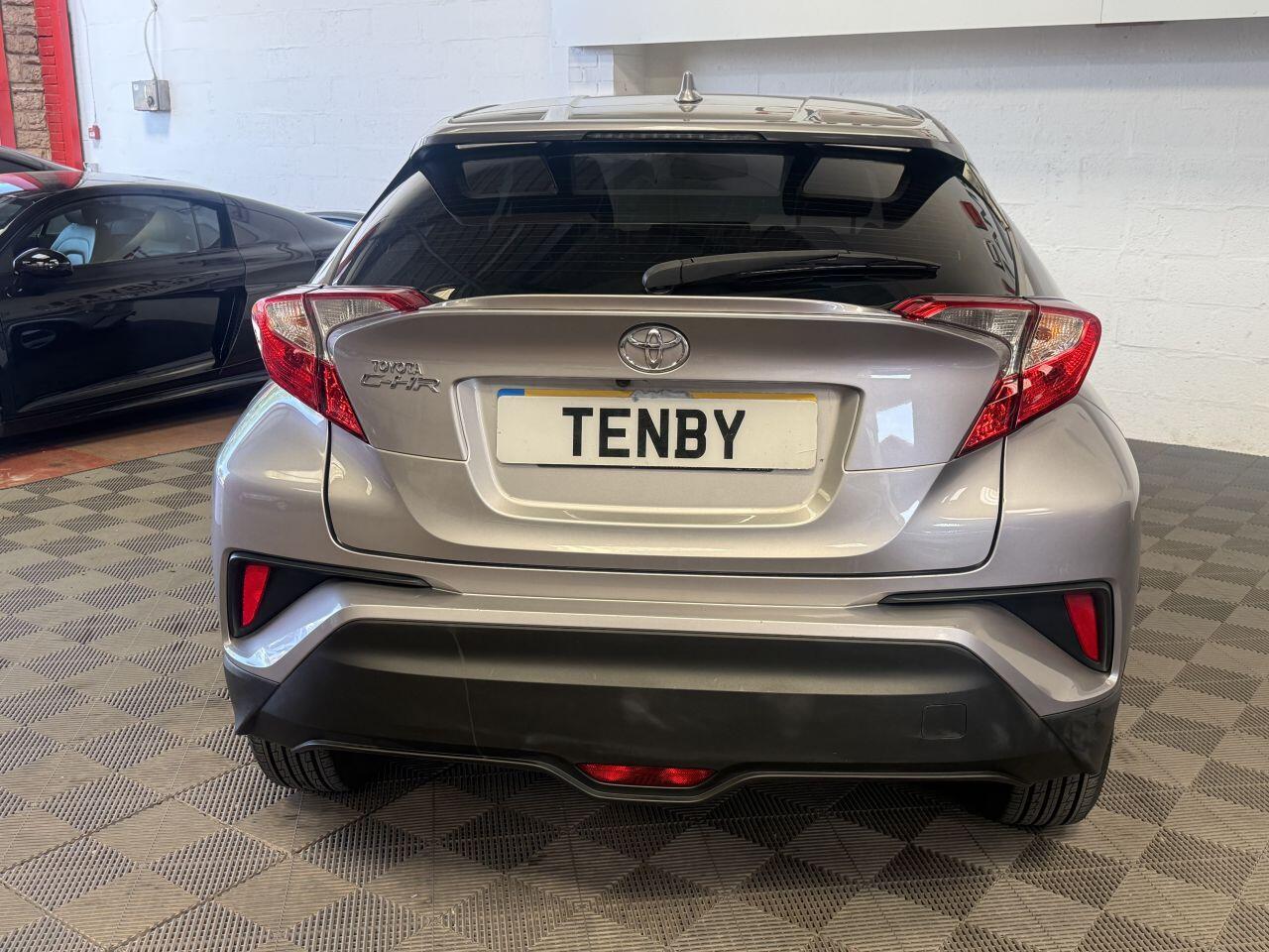 Toyota C-HR view 8