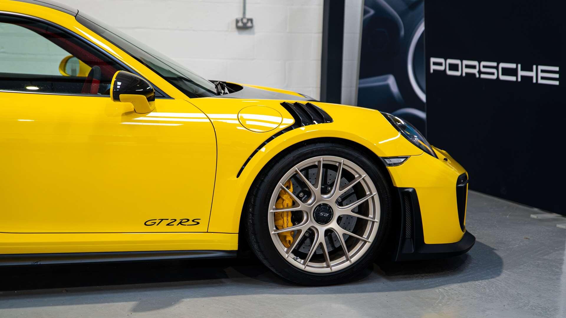 Porsche 911 view 38
