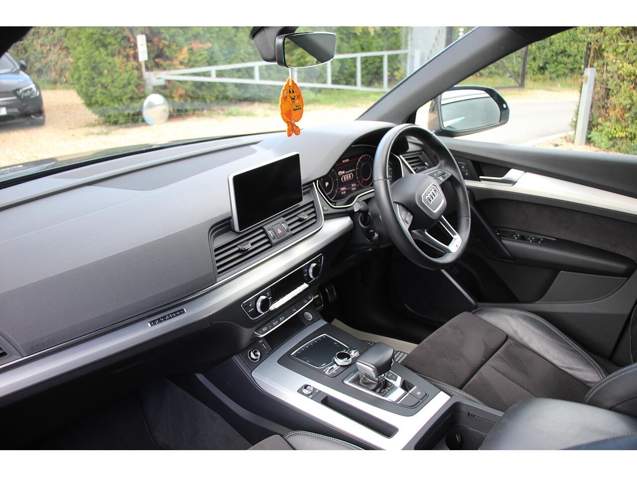 Audi Q5 view 14