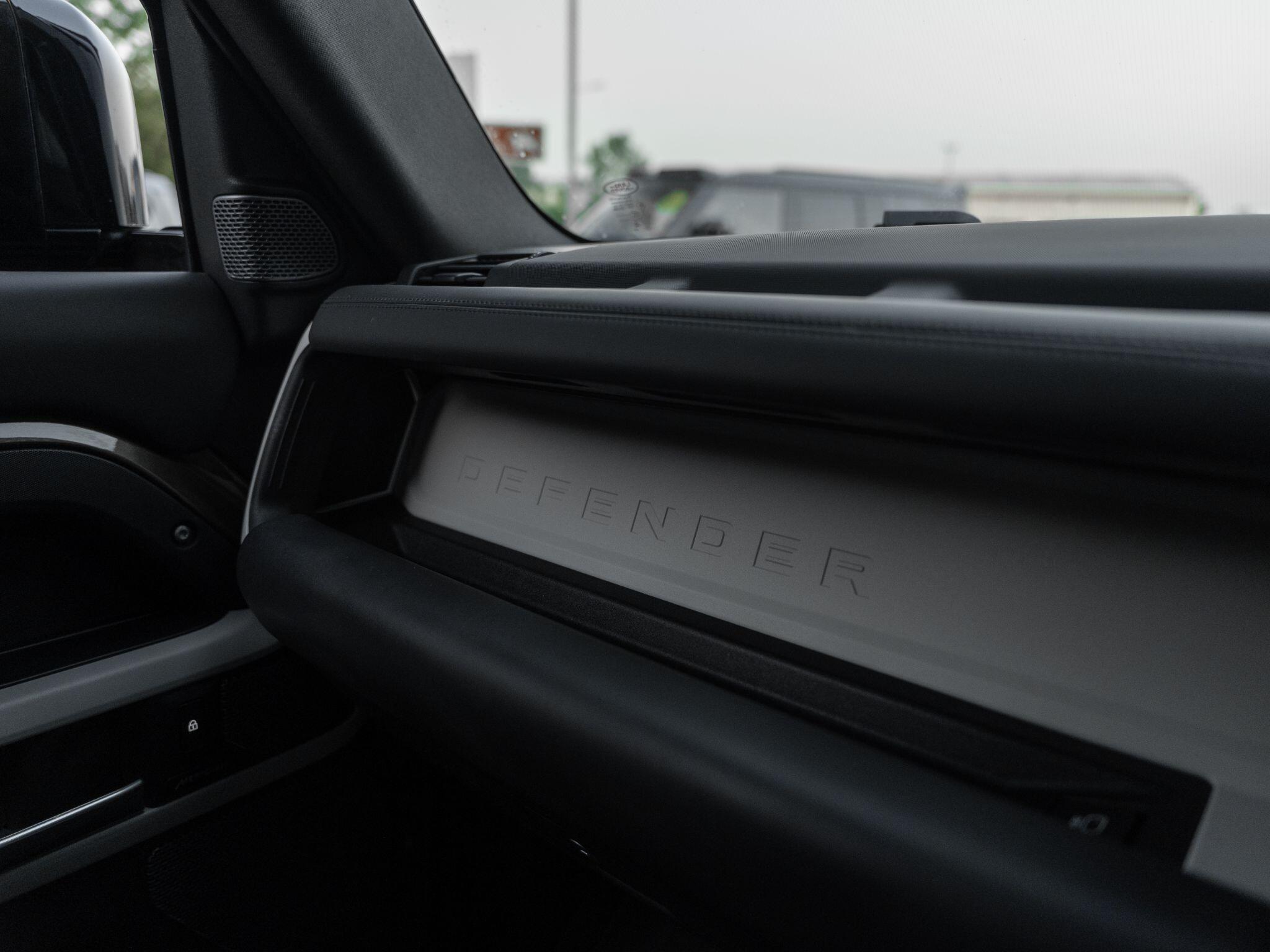 Land Rover Defender 90 view 49