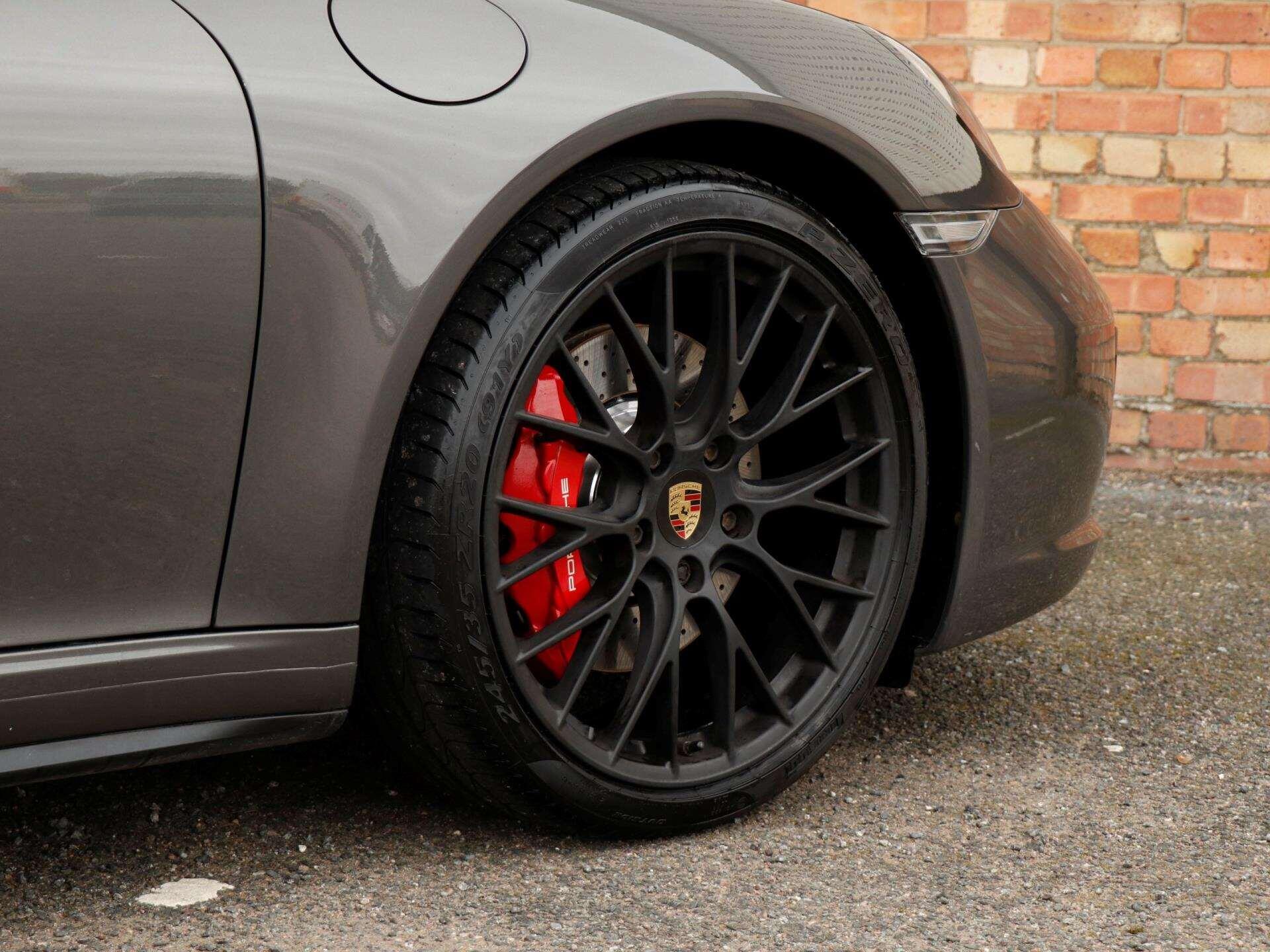 Porsche 911 view 36
