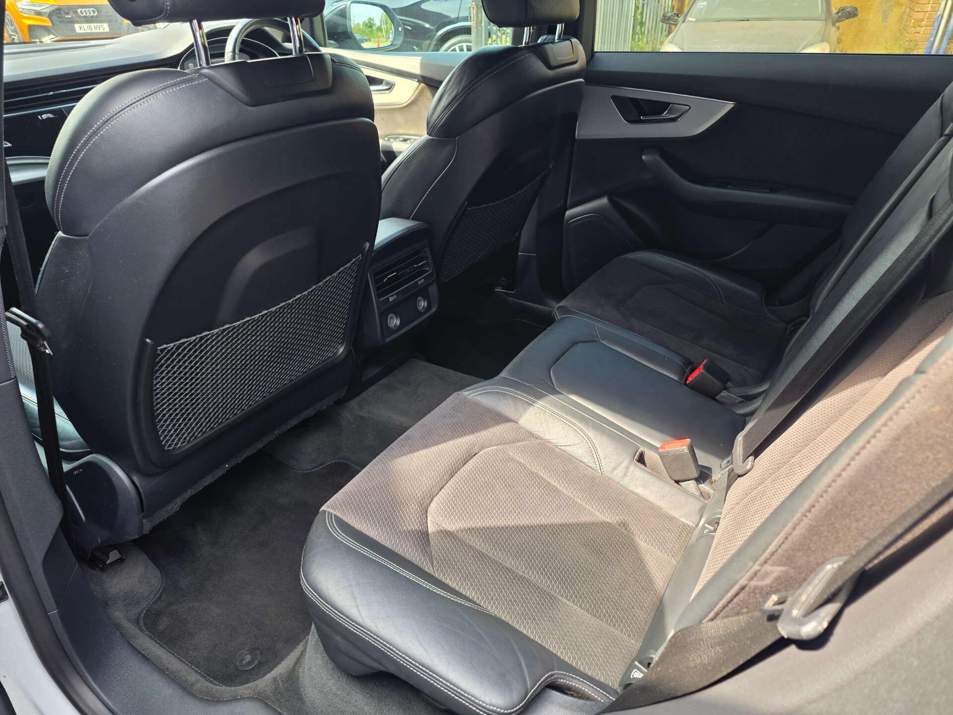 Audi Q8 view 36