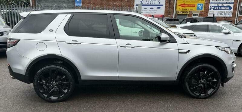 Land Rover Discovery Sport view 8