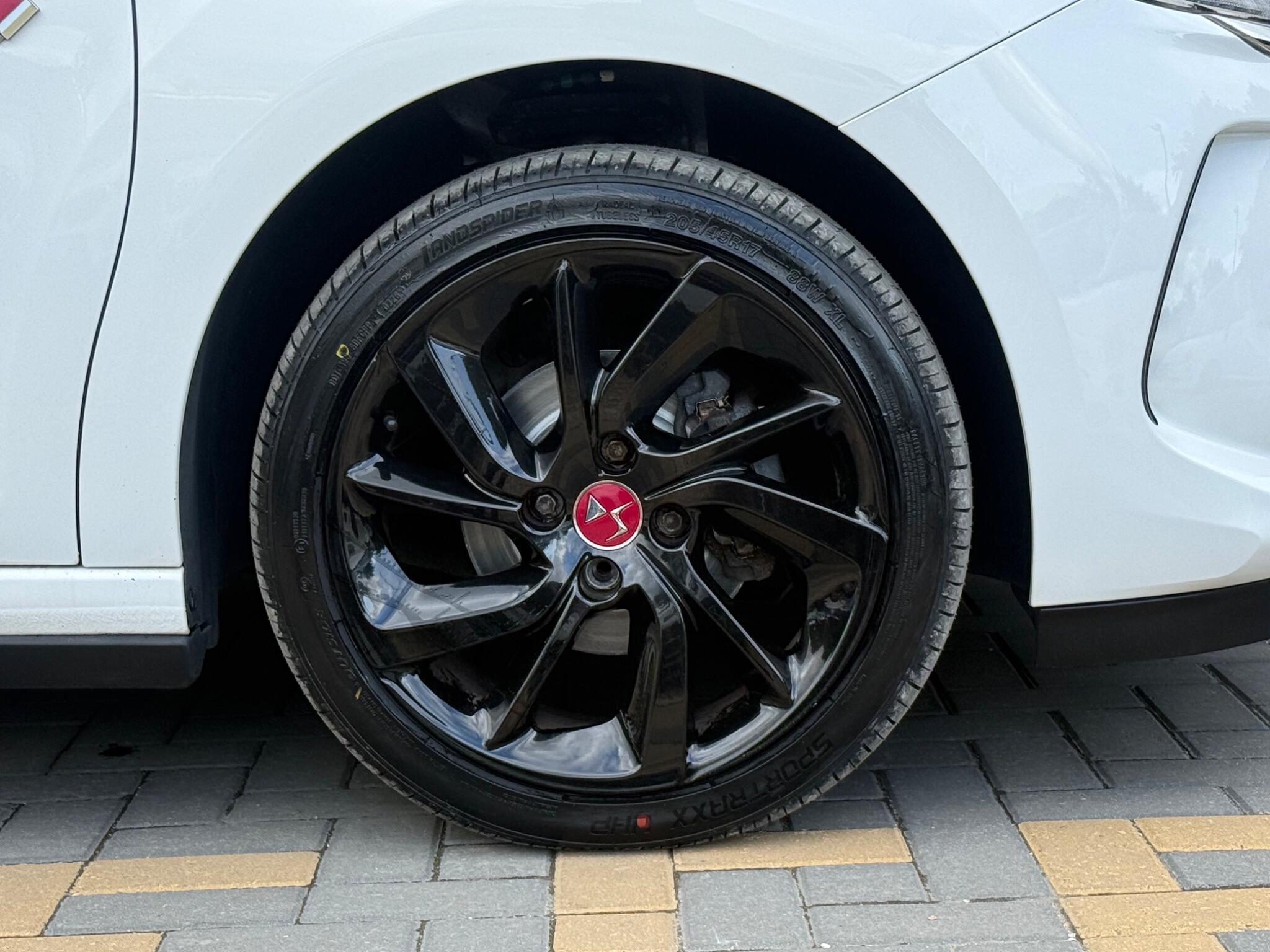DS Automobiles DS 3 view 11