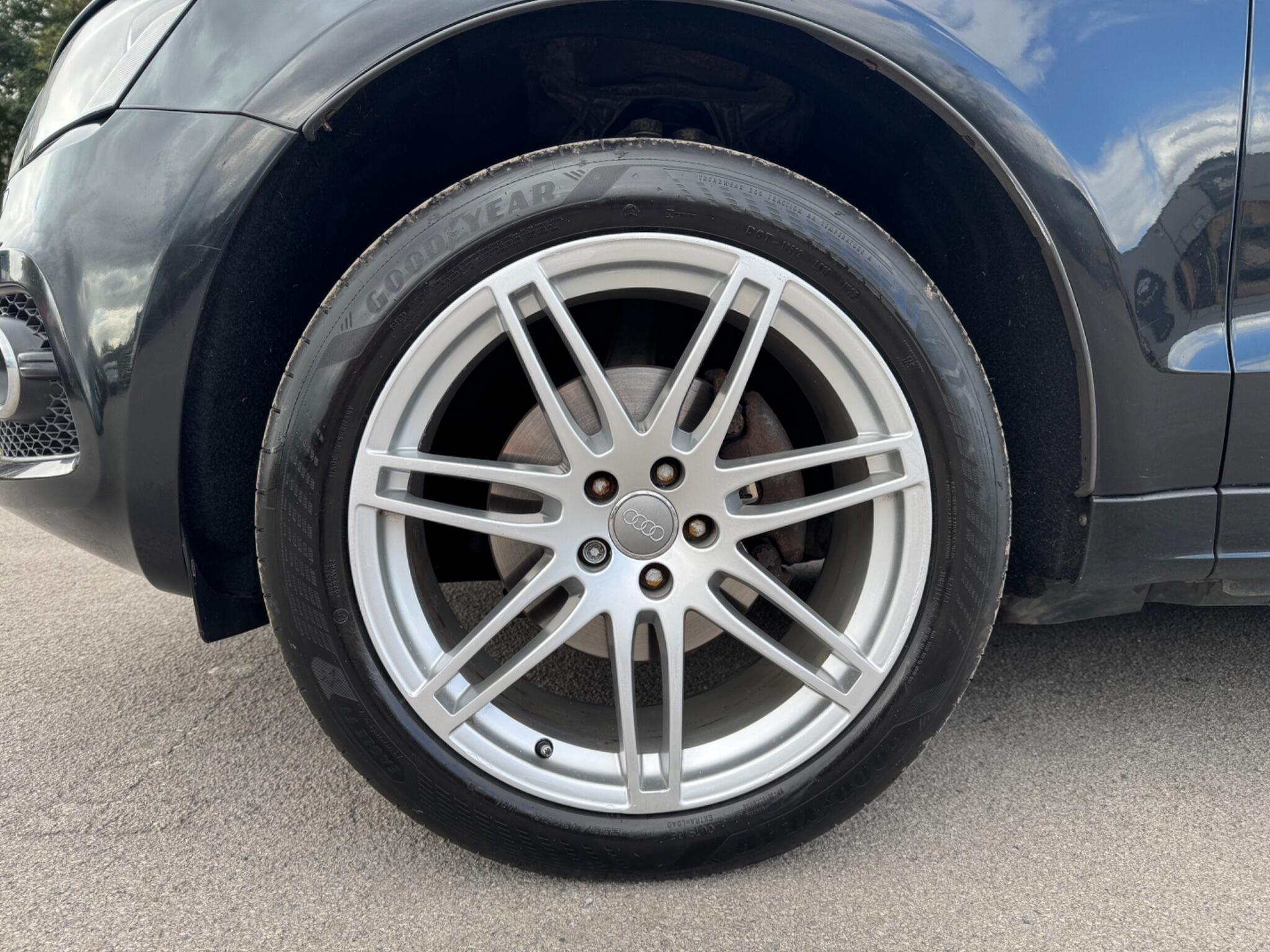 Audi Q5 view 9