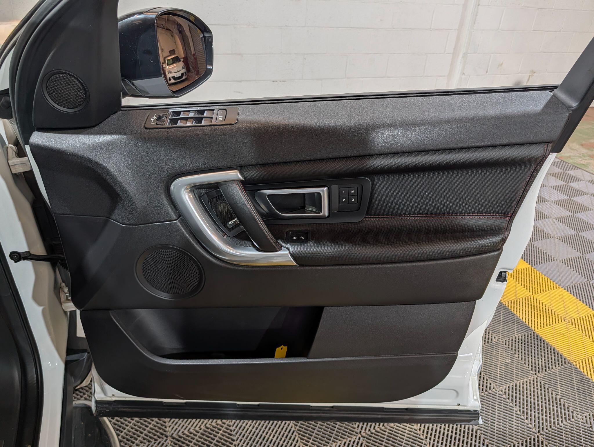 Land Rover Discovery Sport view 44