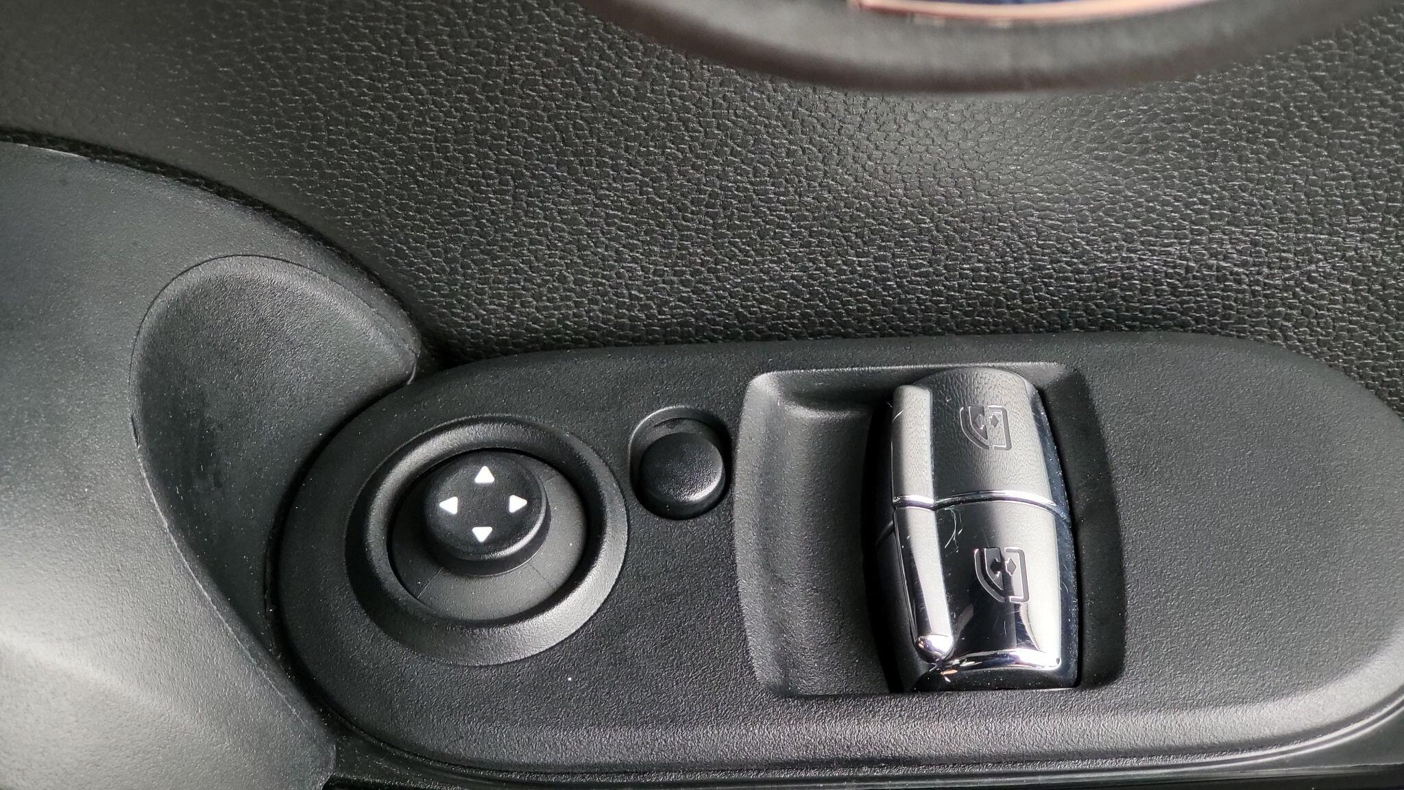 Mini Hatch view 27