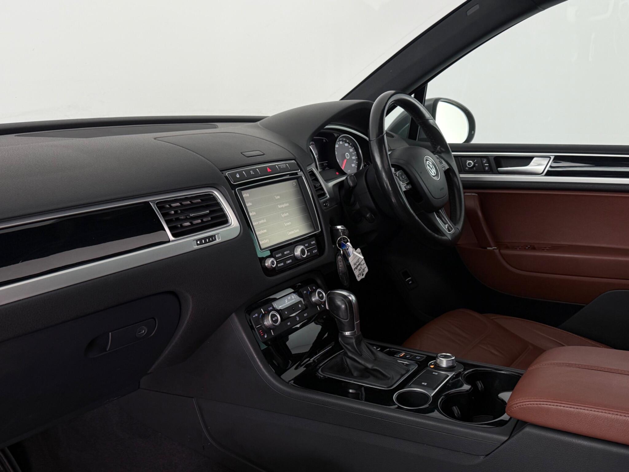 Volkswagen Touareg view 4