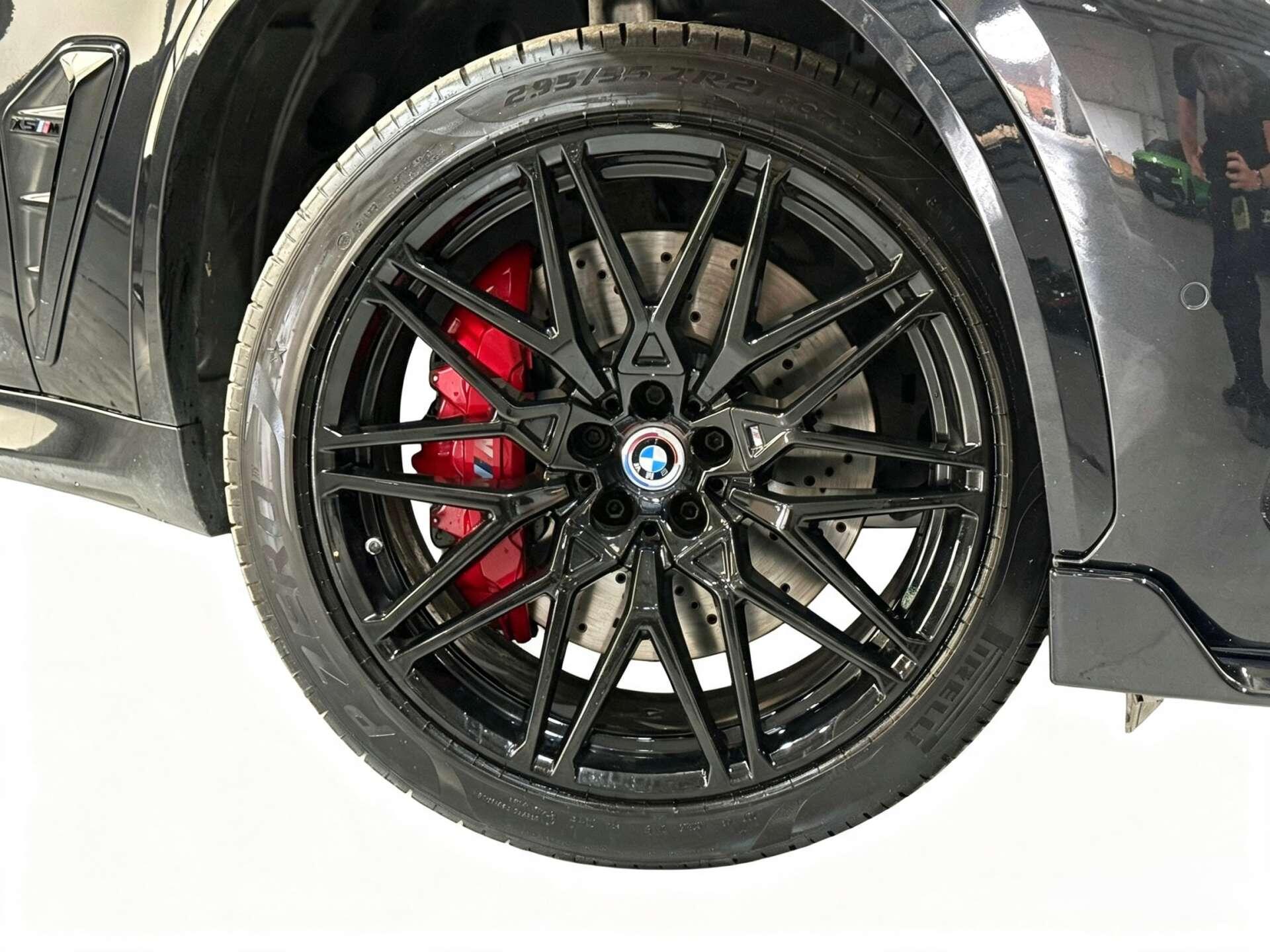 BMW X5 M view 6