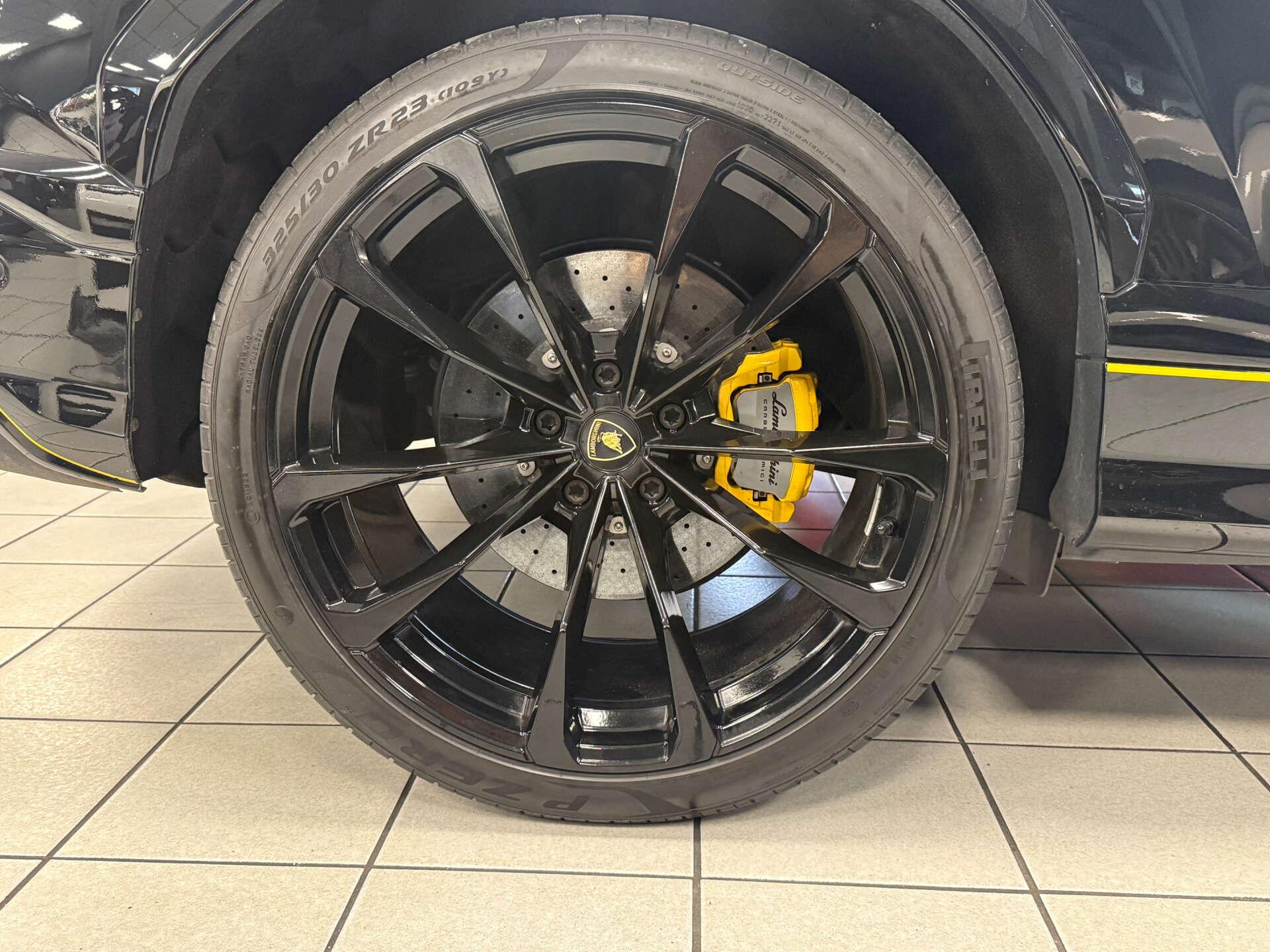 Lamborghini Urus view 33