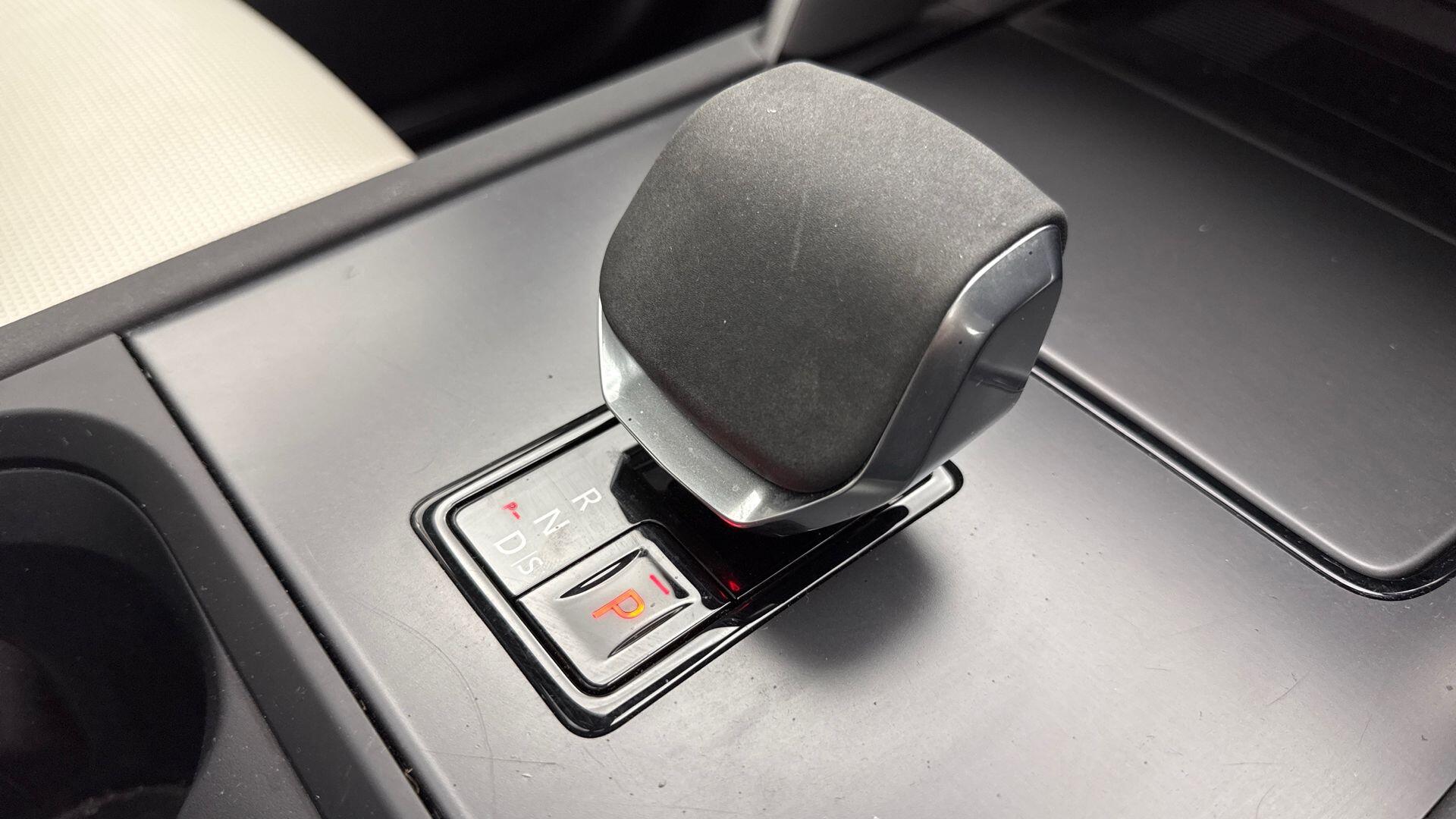 Land Rover Discovery Sport view 13