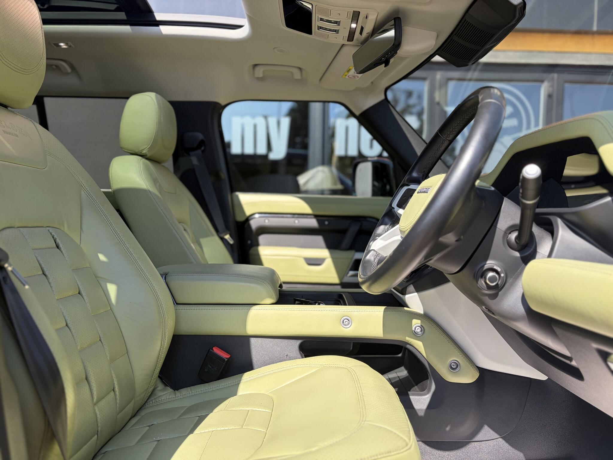 Land Rover Defender 110 view 19