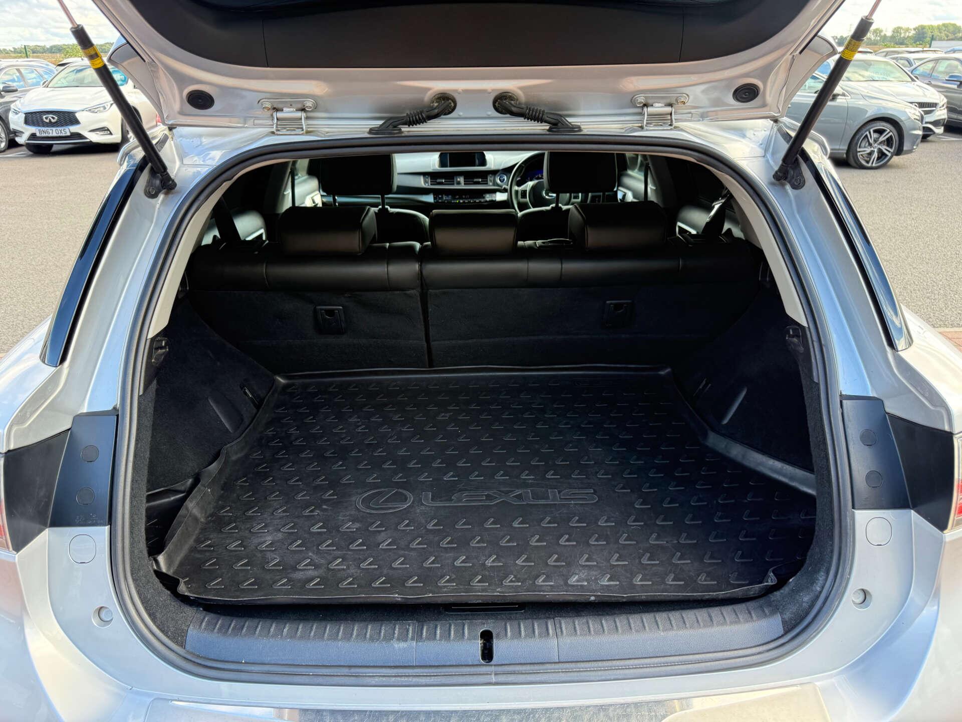 Lexus CT view 32