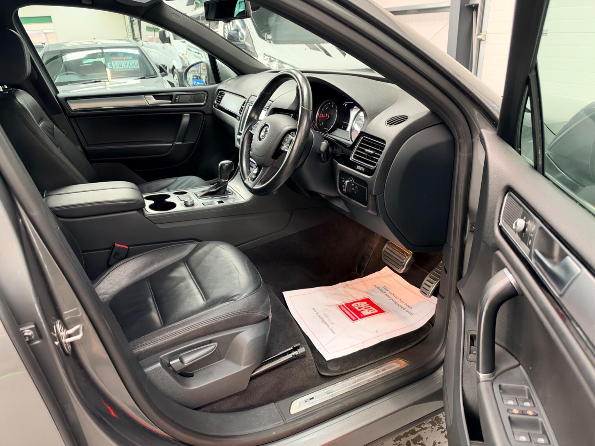 Volkswagen Touareg view 11