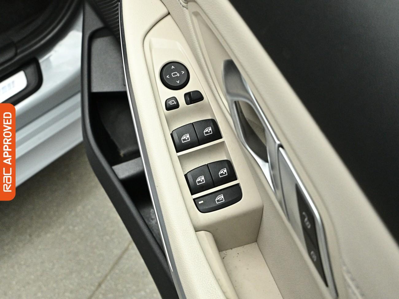BMW 3 Series view 24