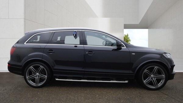 Audi Q7 view 8