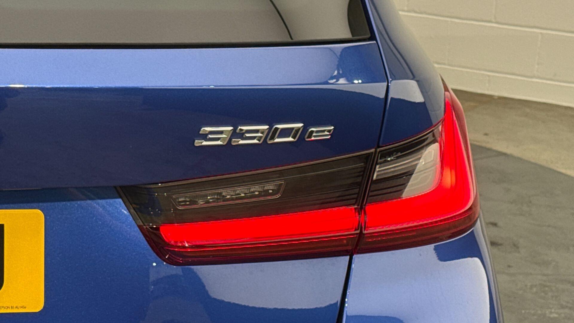 BMW 3 Series view 22