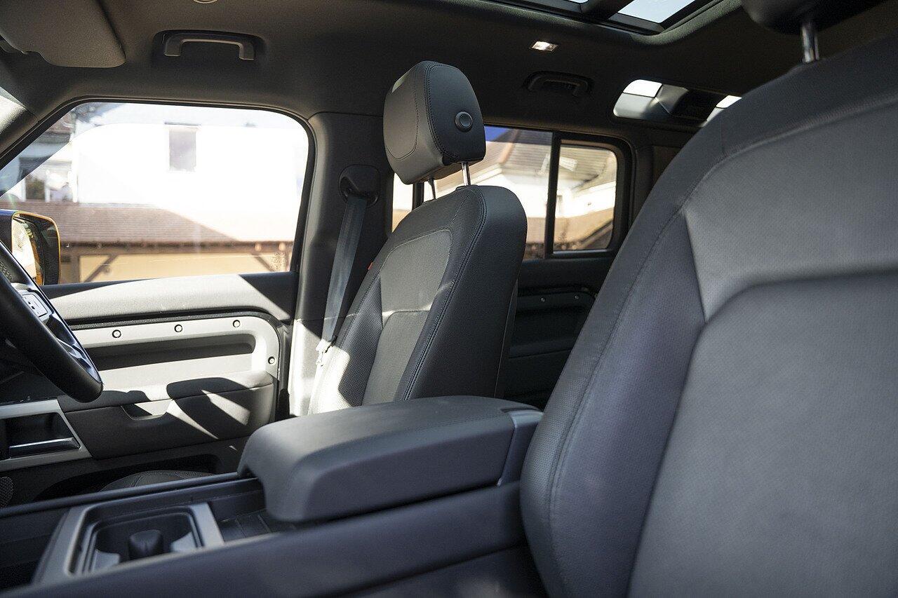 Land Rover Defender view 10