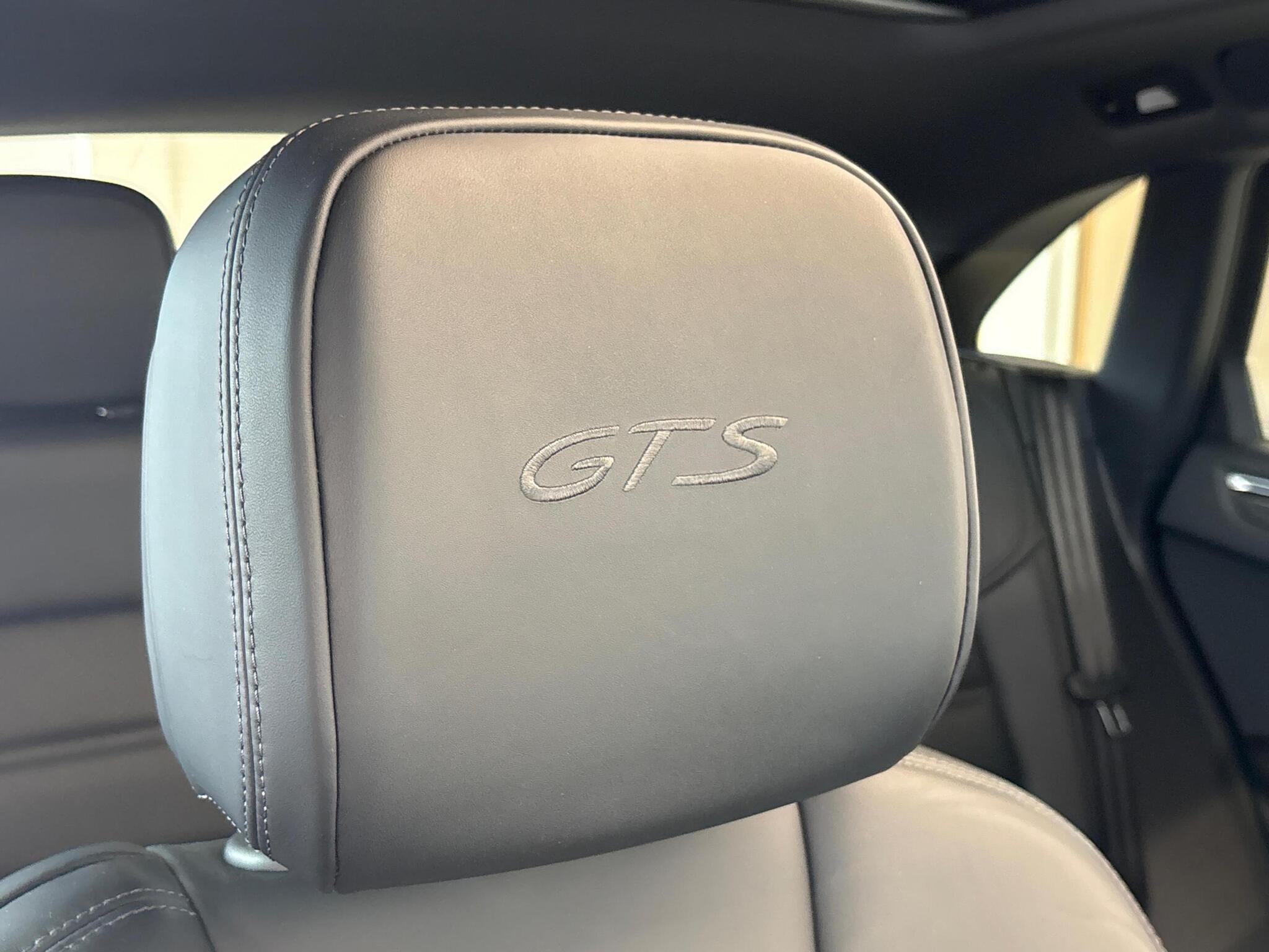 Porsche Macan view 14
