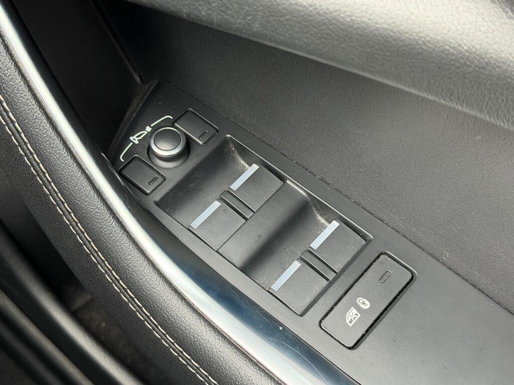 Jaguar XE view 50