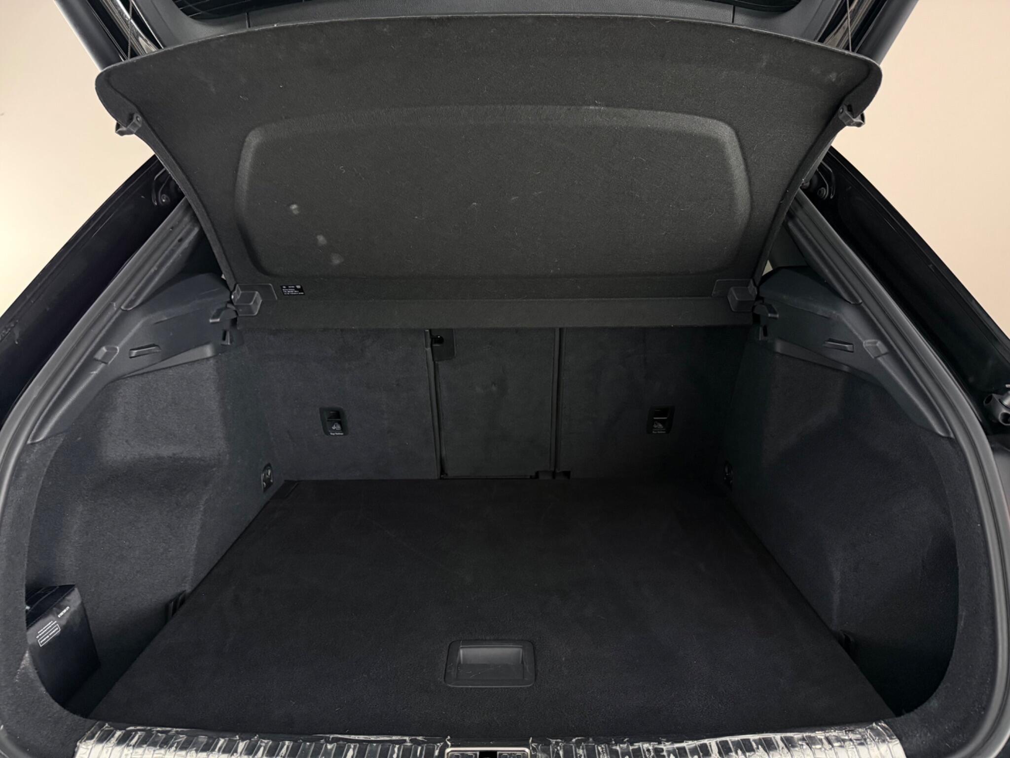 Audi Q3 view 12