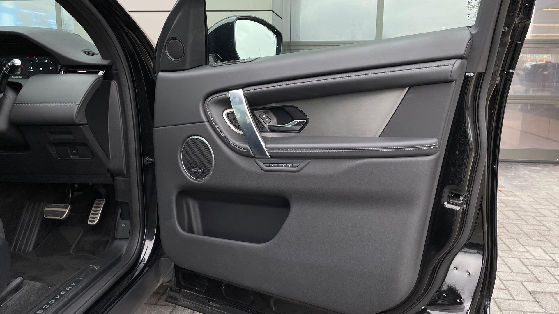 Land Rover Discovery Sport view 46