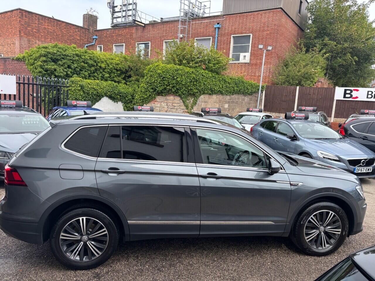 Volkswagen Tiguan Allspace view 2