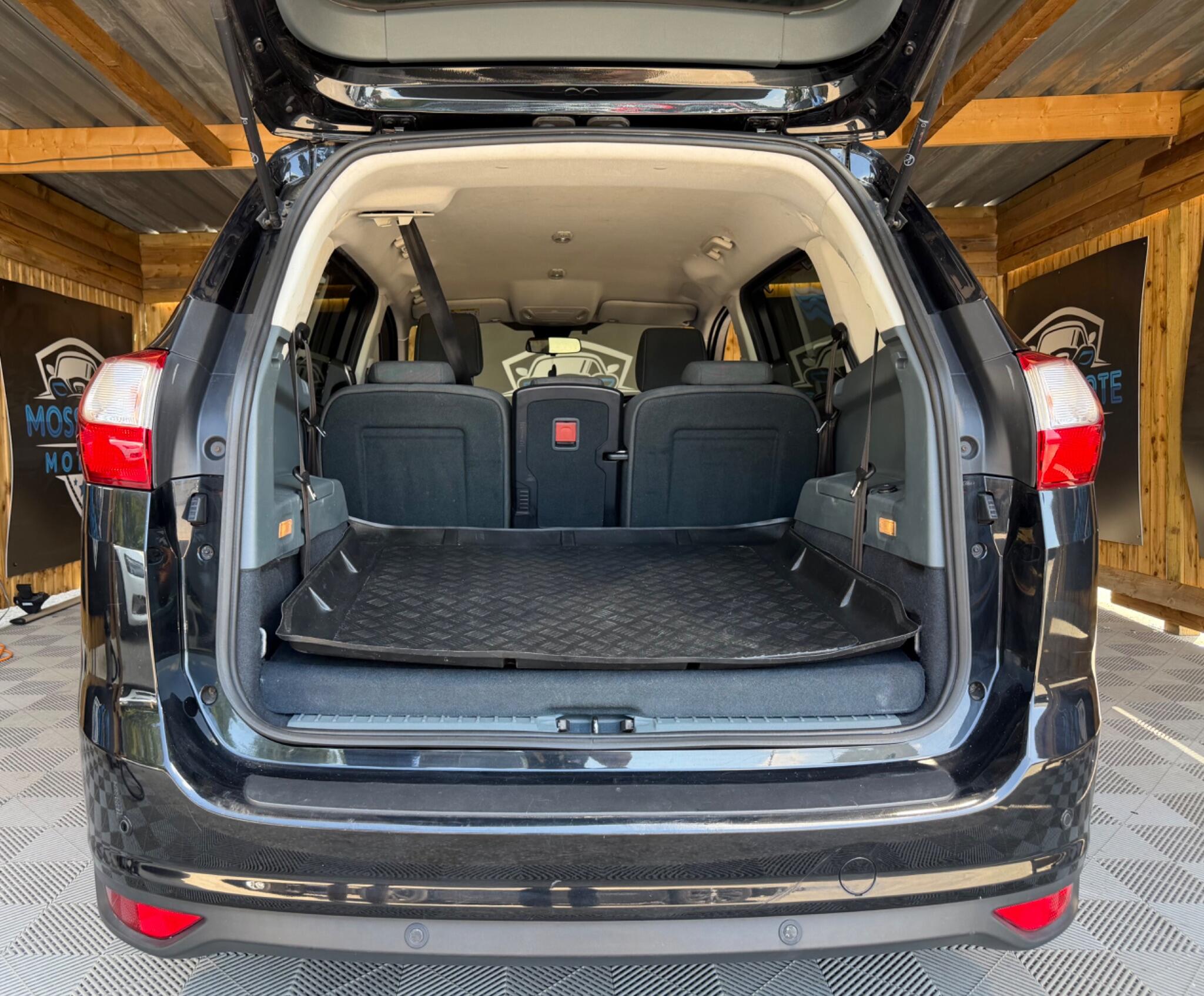 Ford Grand C-Max view 13