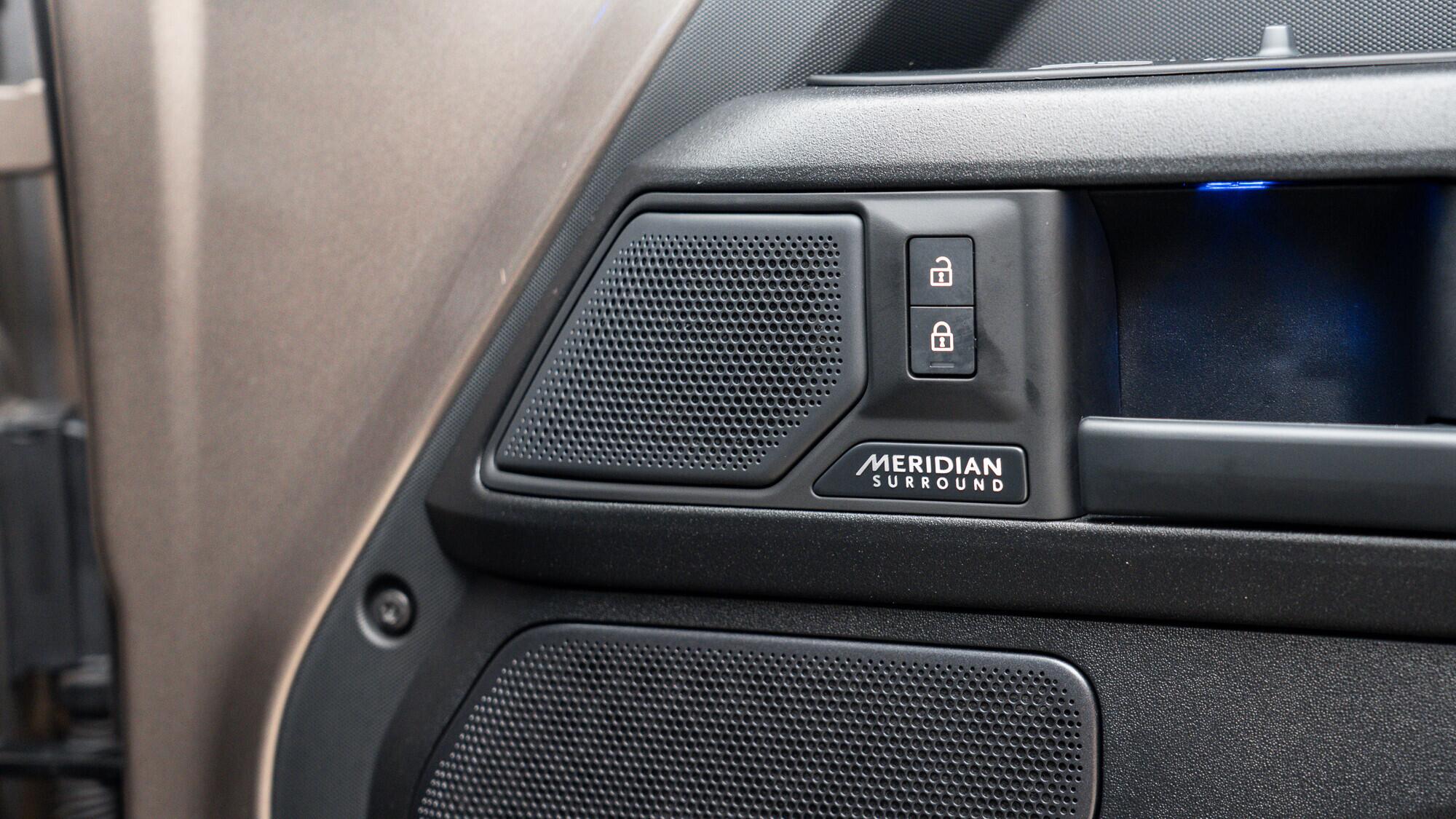 Land Rover Defender 110 view 46