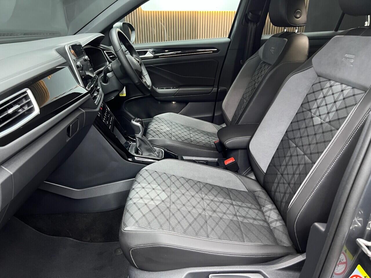 Volkswagen T-Roc view 27