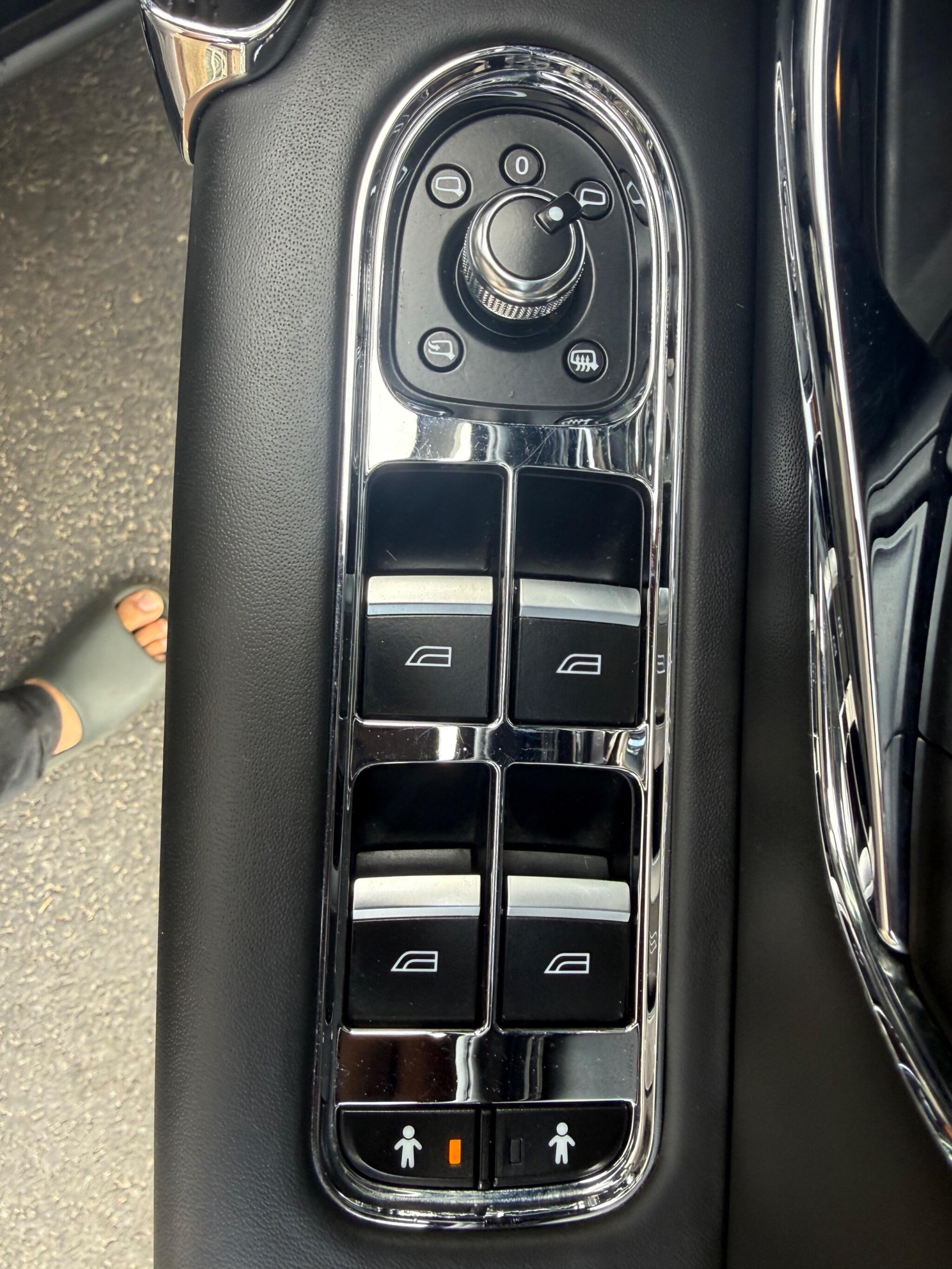 Bentley Bentayga view 13