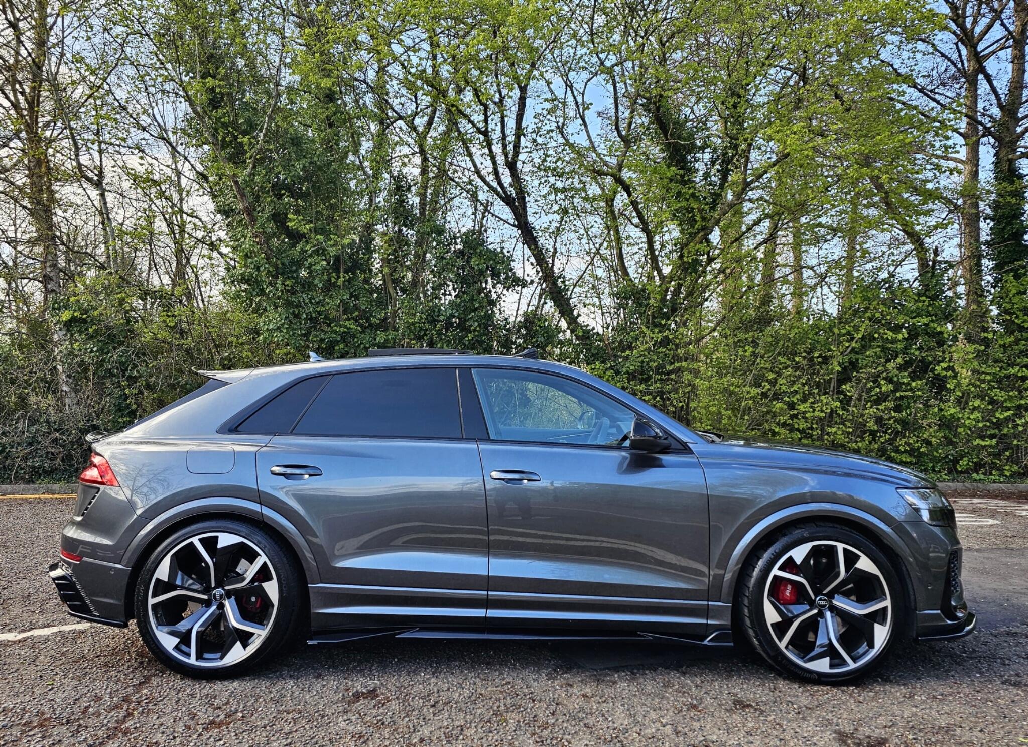 Audi RS Q8 view 15