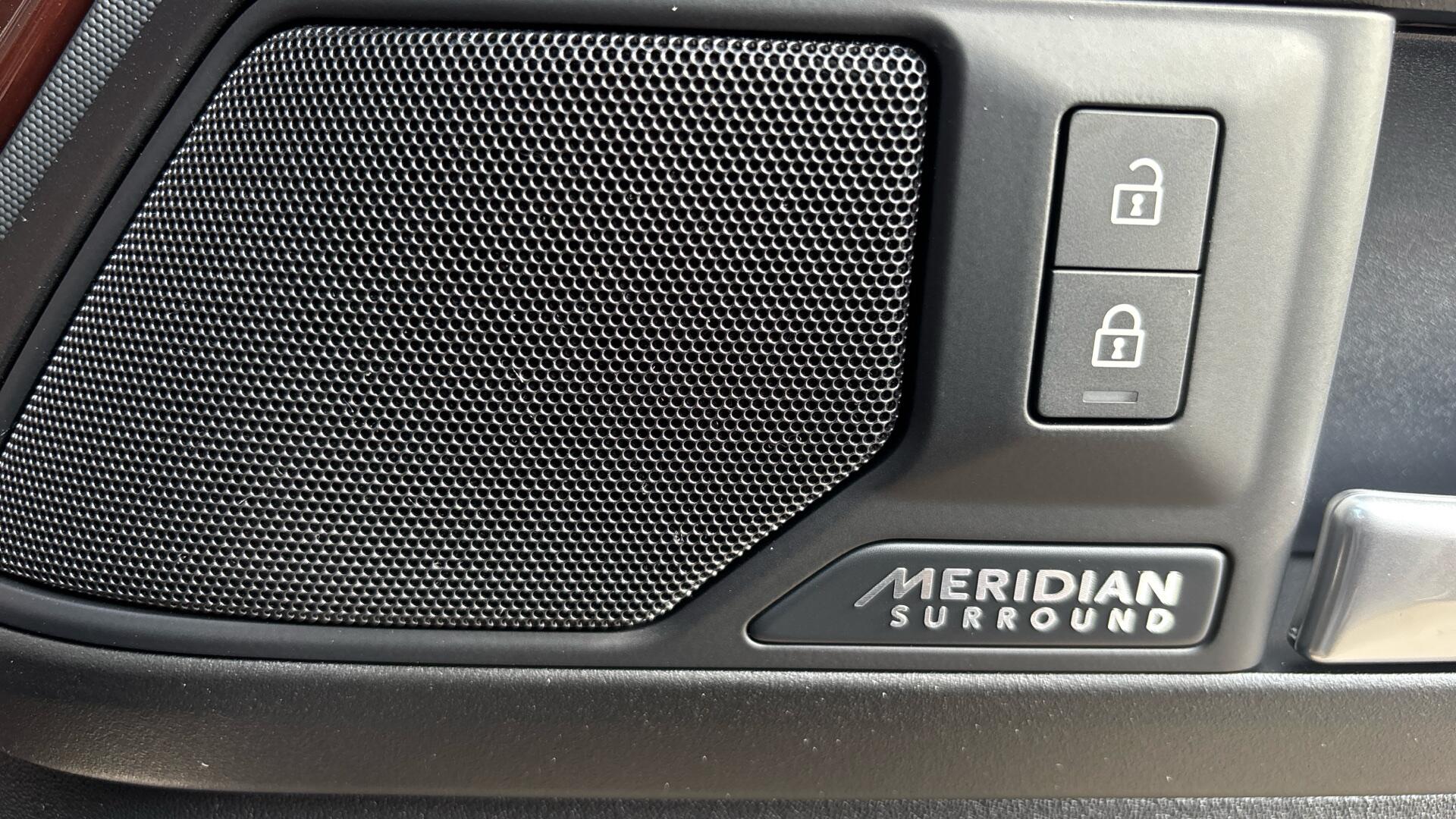 Land Rover Defender view 32